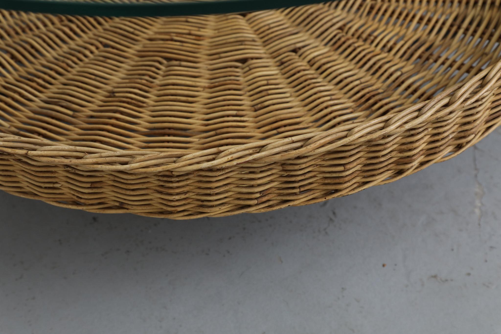 Table basse ronde en verre et rotin de style Noordwolde du milieu du siècle dernier en vente 1