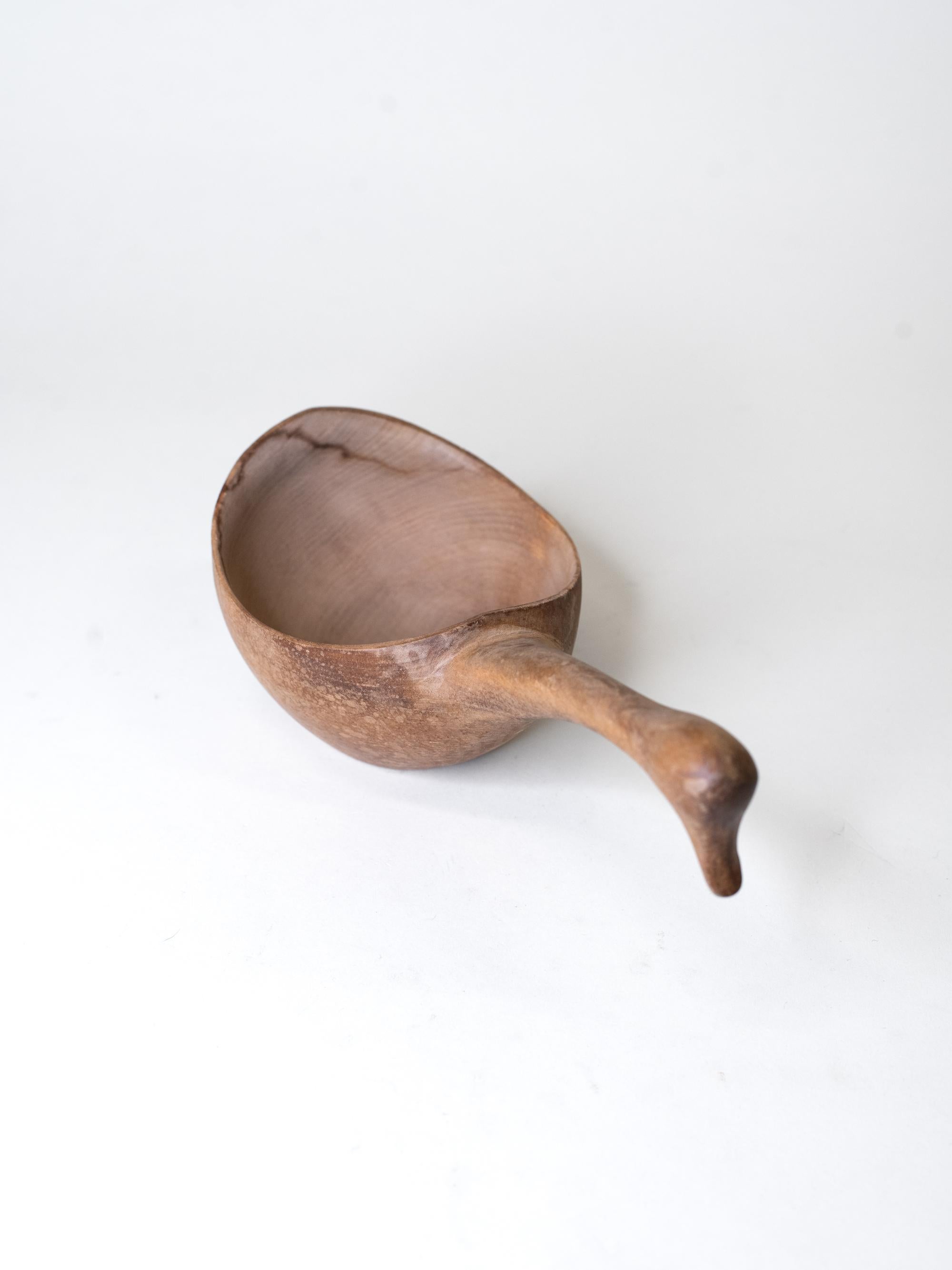 Coupe nordique en bois du milieu du siècle avec poignée en forme d'oiseau en vente 4