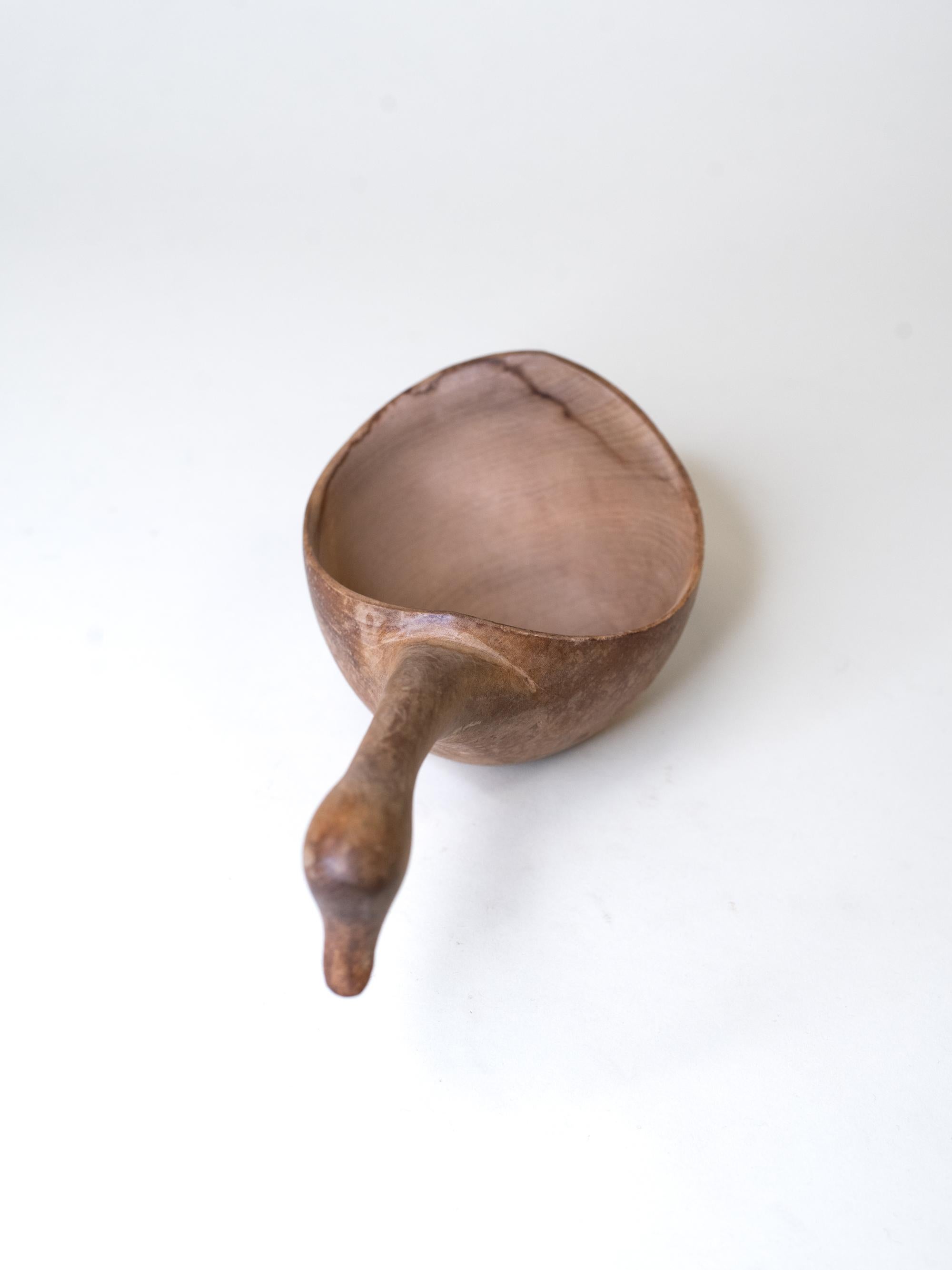 Coupe nordique en bois du milieu du siècle avec poignée en forme d'oiseau en vente 5