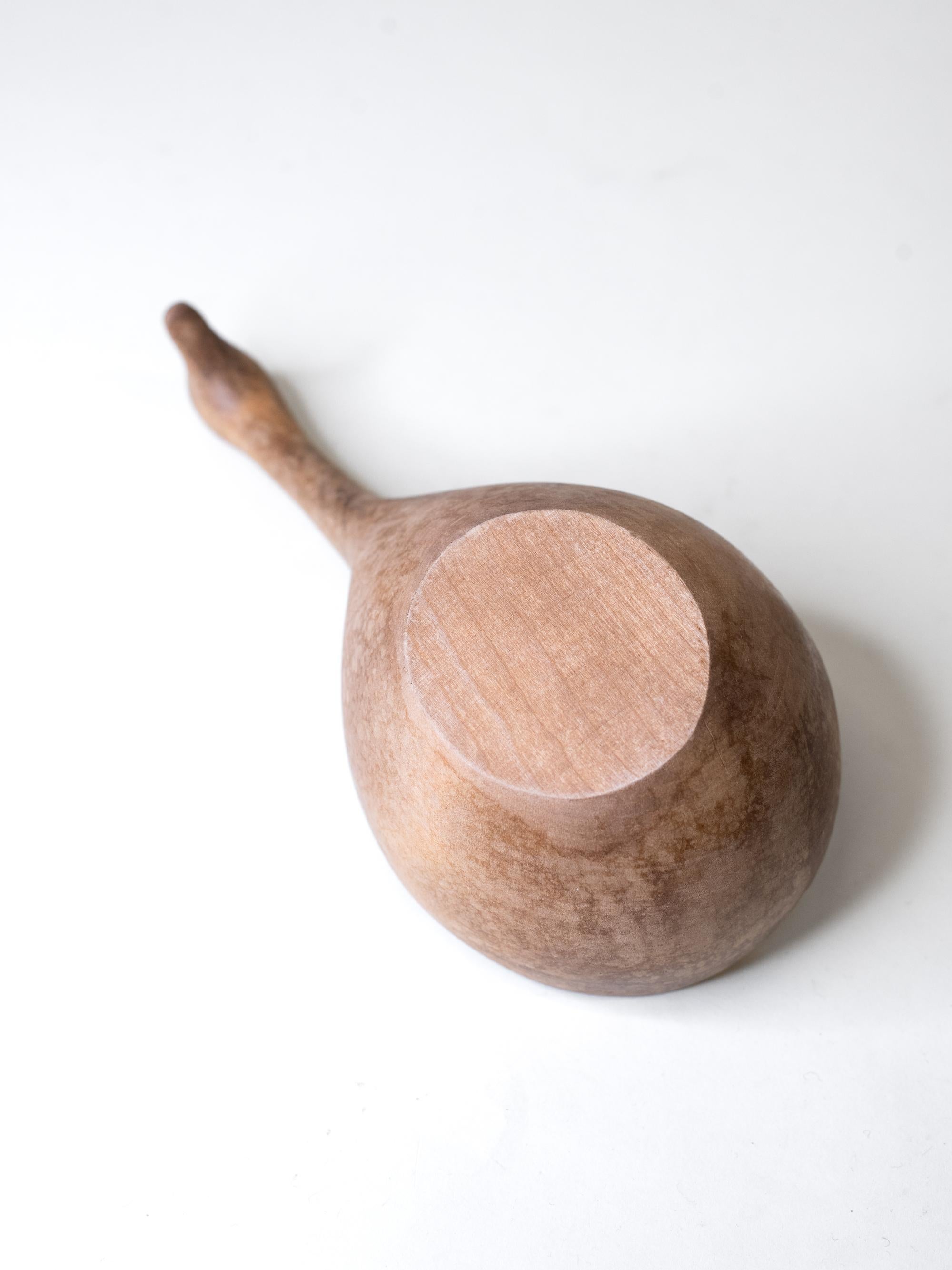 Coupe nordique en bois du milieu du siècle avec poignée en forme d'oiseau en vente 7