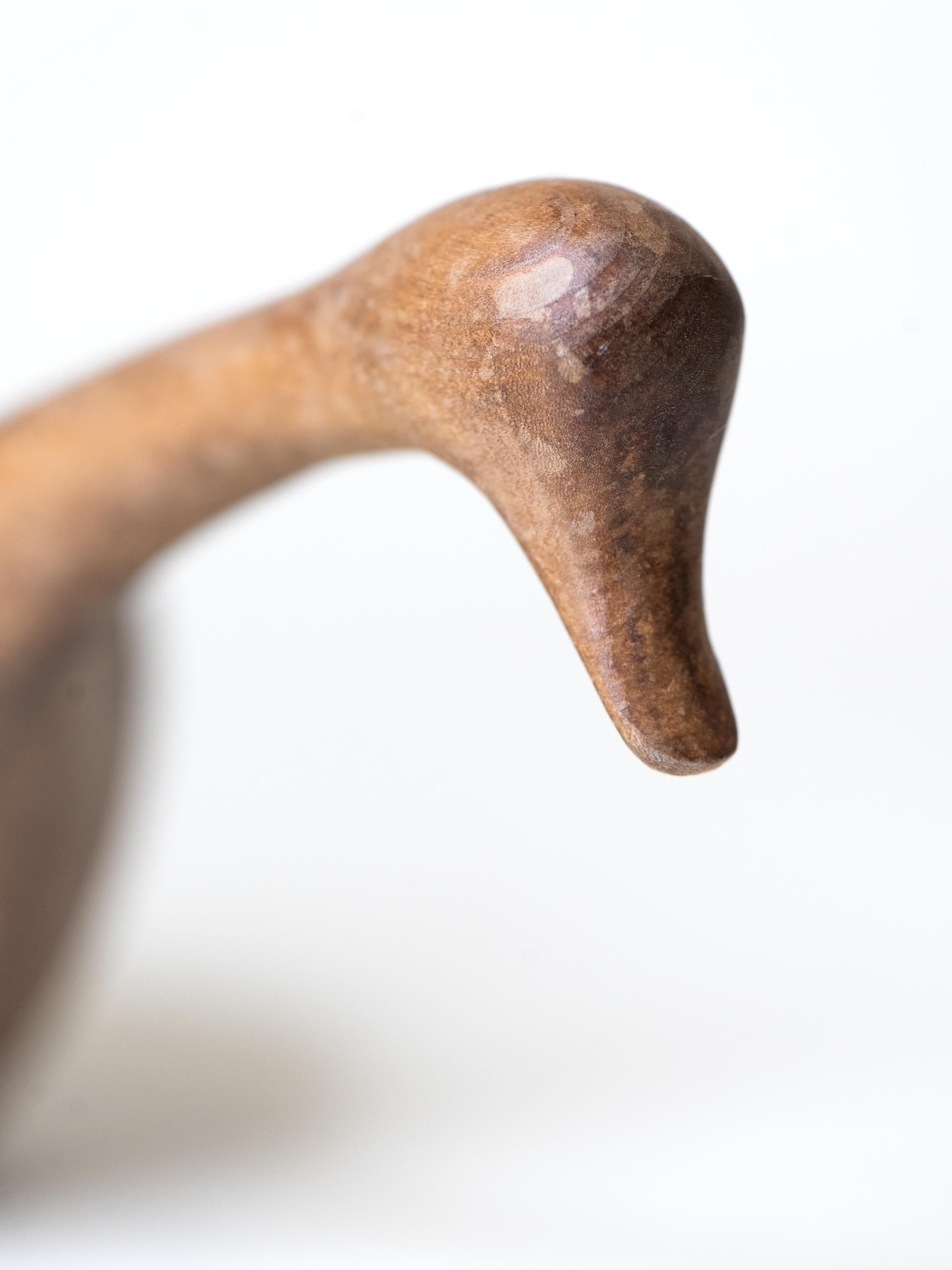 Coupe nordique en bois du milieu du siècle avec poignée en forme d'oiseau en vente 8