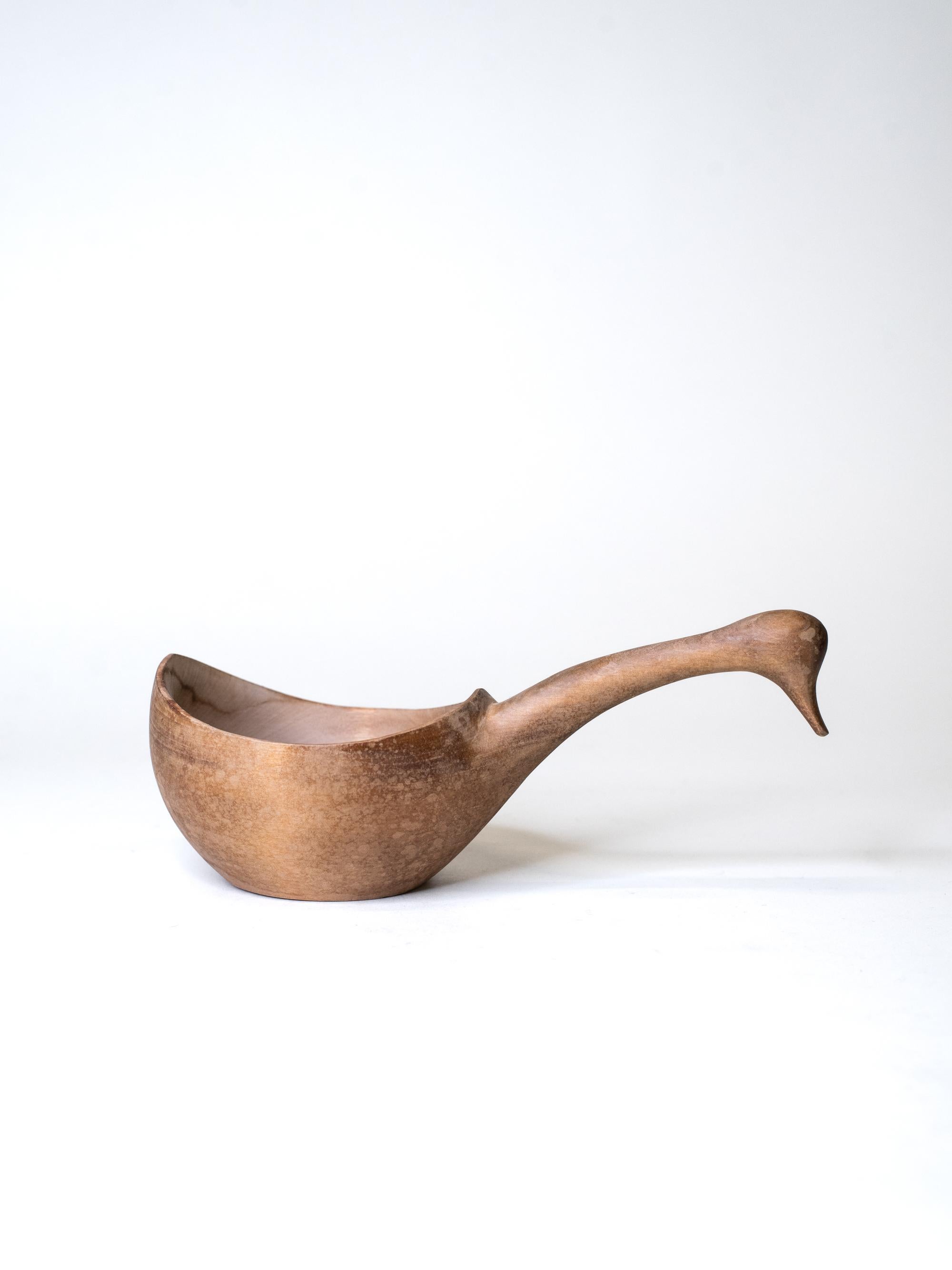 Un magnifique kuksa vintage sculpté à la main, le gobelet traditionnel en bois issu de la culture sami des régions septentrionales de Finlande, de Suède et de Norvège. Généralement sculptées dans de la loupe de bouleau et utilisées pour boire autour