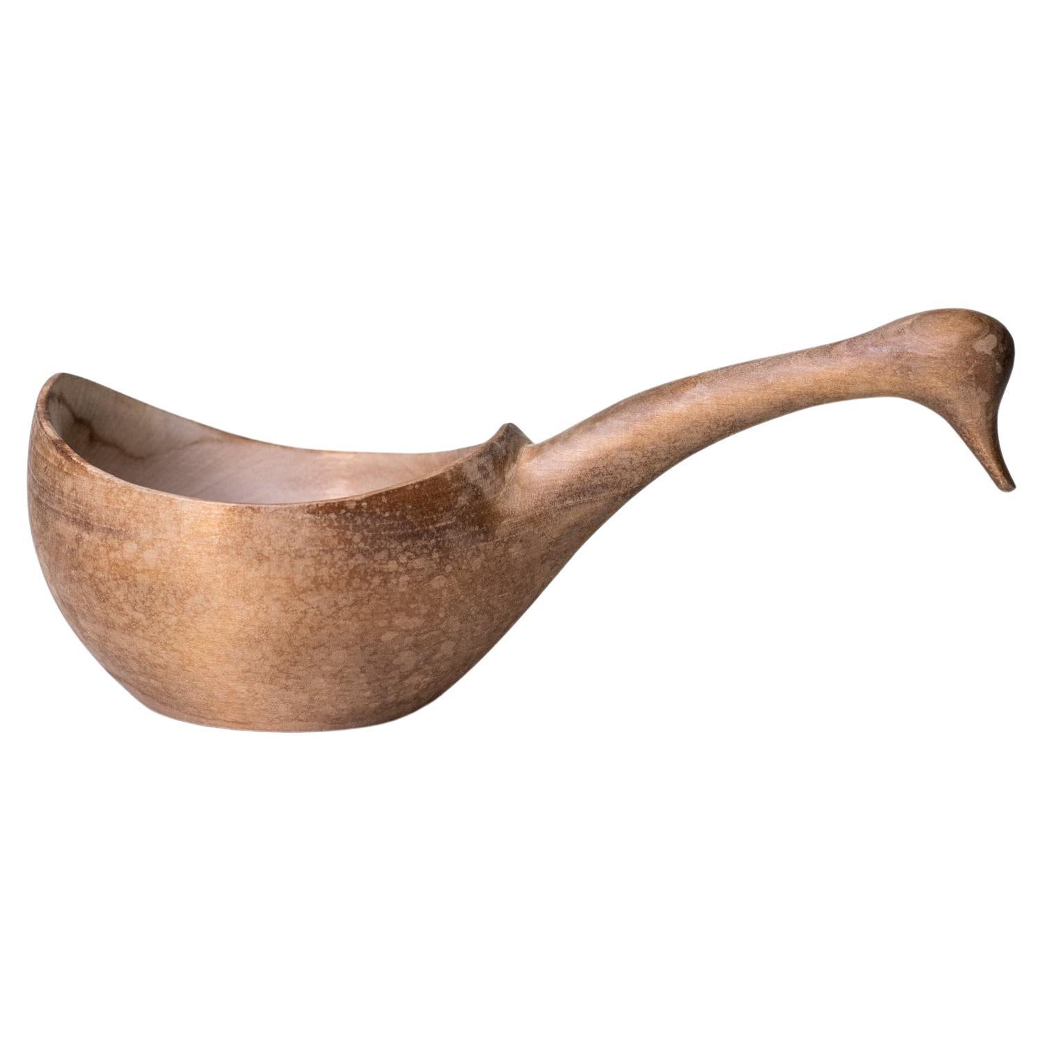 Coupe nordique en bois du milieu du siècle avec poignée en forme d
oiseau en vente