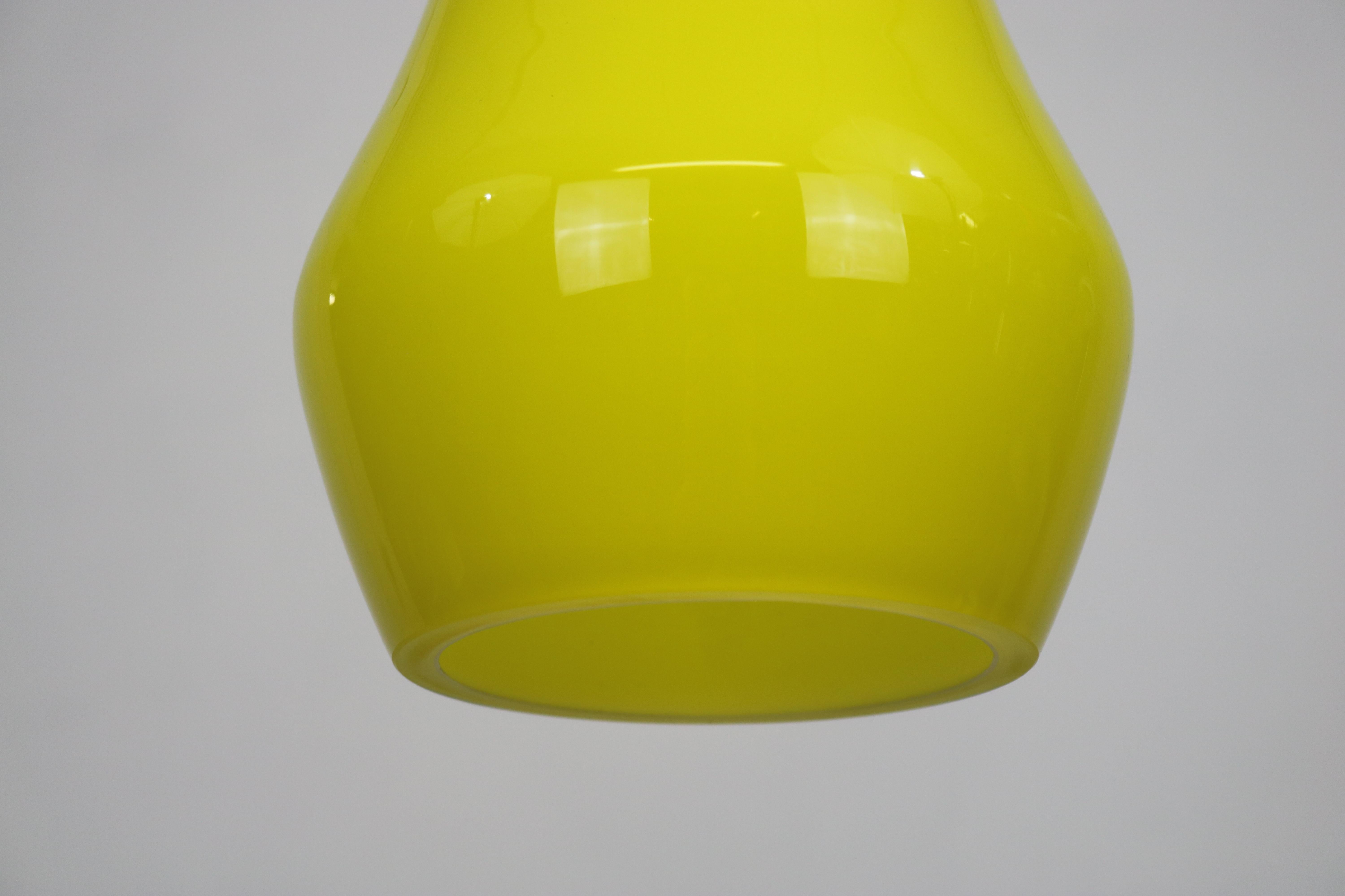 Midcentury Nordic Yellow Glass Pendant Lamp In Good Condition In Brussels , BE