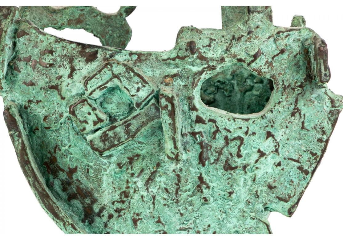 Eine sehr gut gearbeitete Brutalist patiniert Bronze Eule mit Vessel Form von multidisziplinären Künstler Norma Flanagan. Die Einflüsse auf die Bronze sind vielfältig und das Werk erinnert gleichzeitig an Picasso, Diego Giacometti und antike