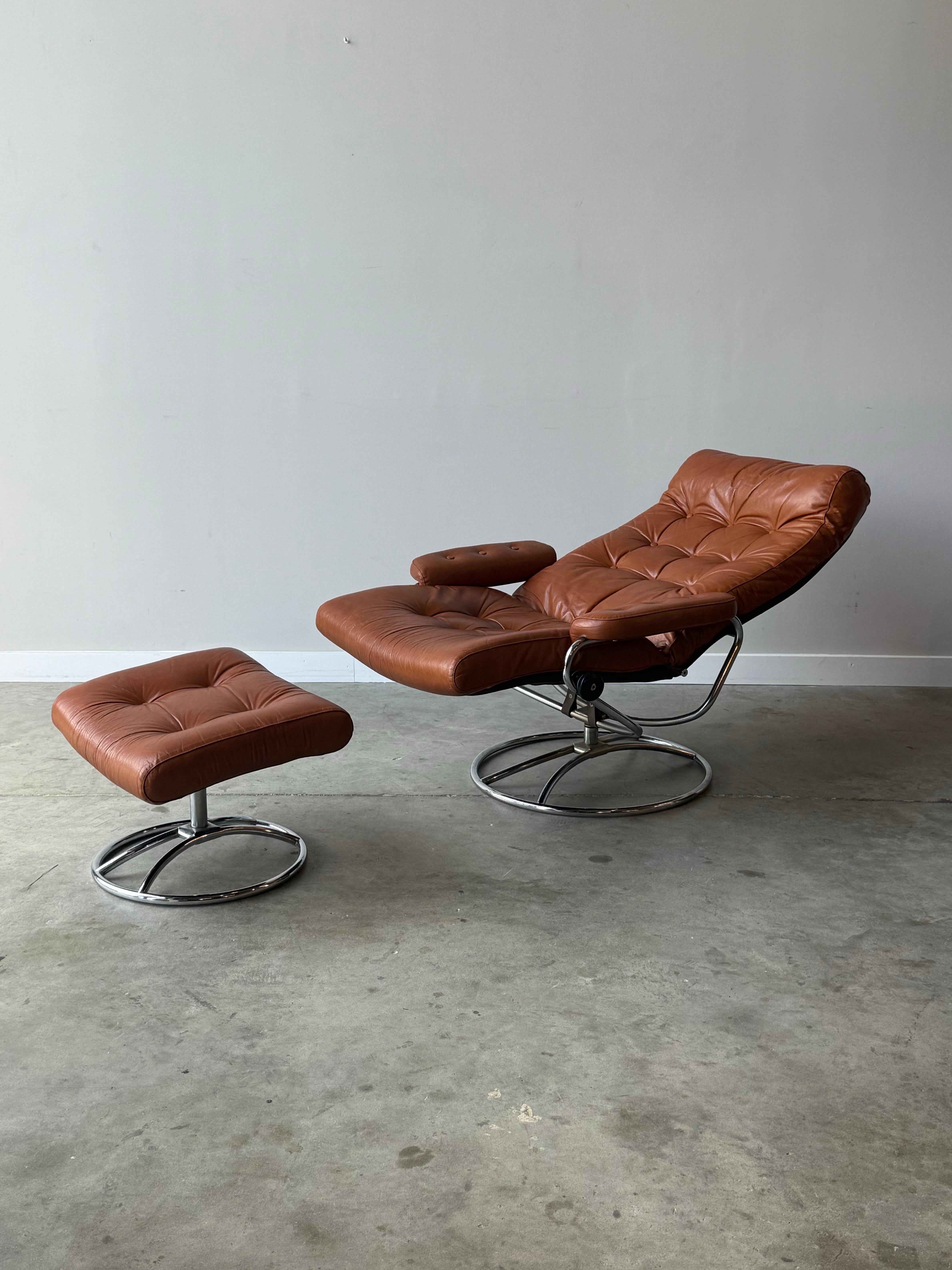 Mid-Century classic Norwegian Ekorness Stressless lounges with ottomans in original leather. Showcasing the iconic Scandinavian design the brand is known for. Crafted with rich, tan leather upholstery, they feature a tufted backrest and seat, adding
