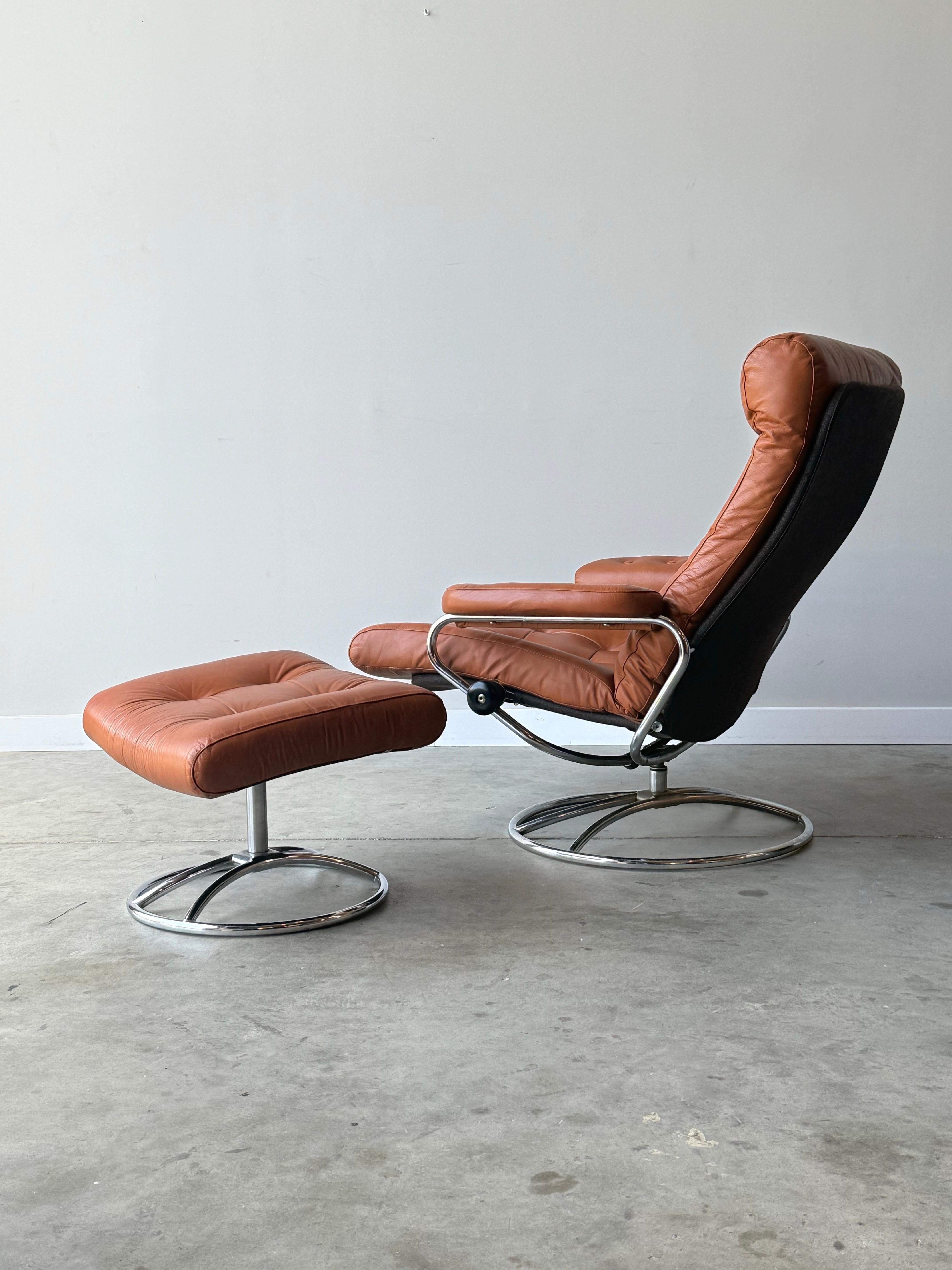 Mid-Century Norwegian Classic Ekorness Stressless Reclining Lounge and Ottoman (Moderne der Mitte des Jahrhunderts) im Angebot