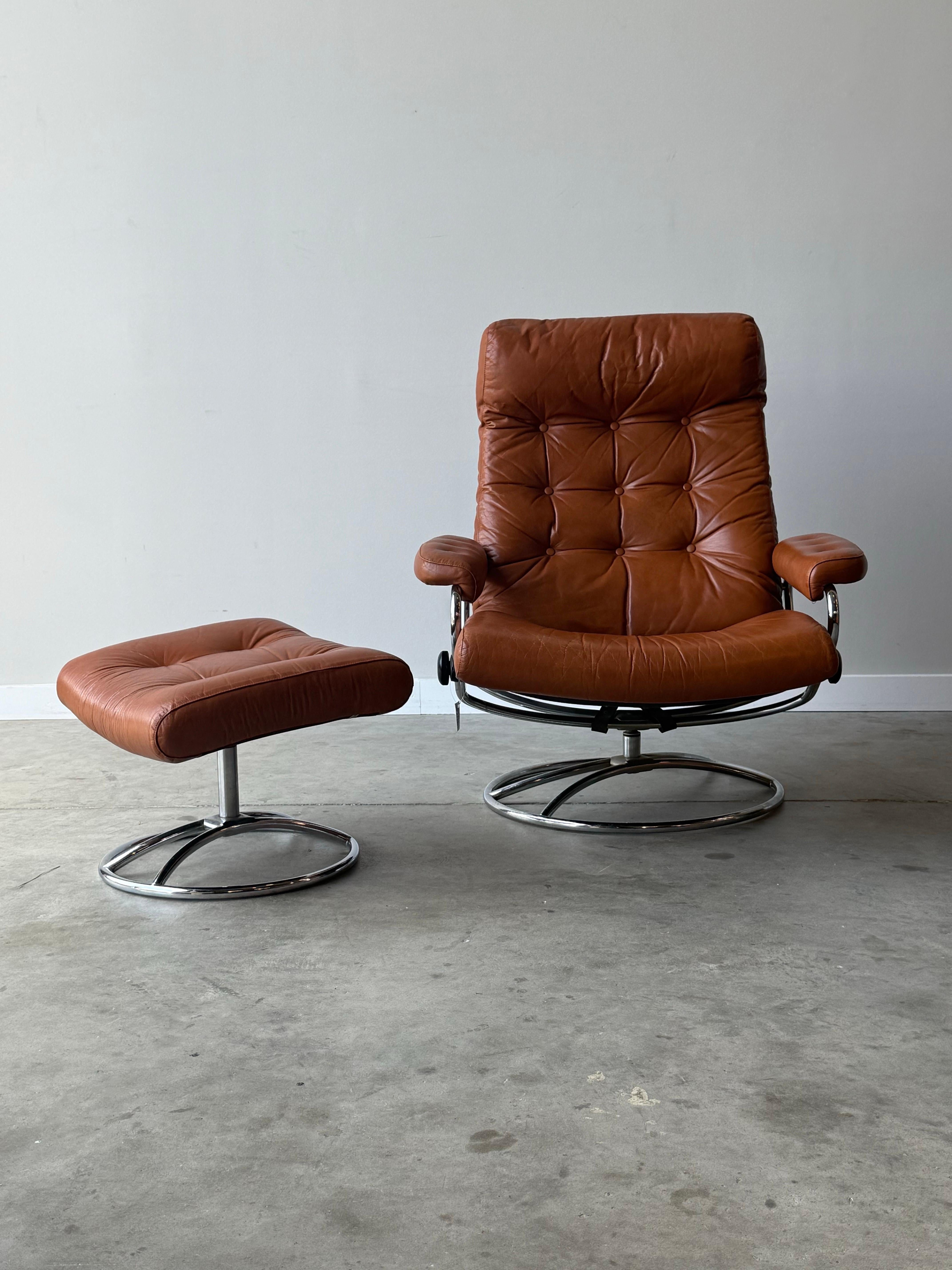 Mid-Century Norwegian Classic Ekorness Stressless Reclining Lounge and Ottoman (Norwegisch) im Angebot