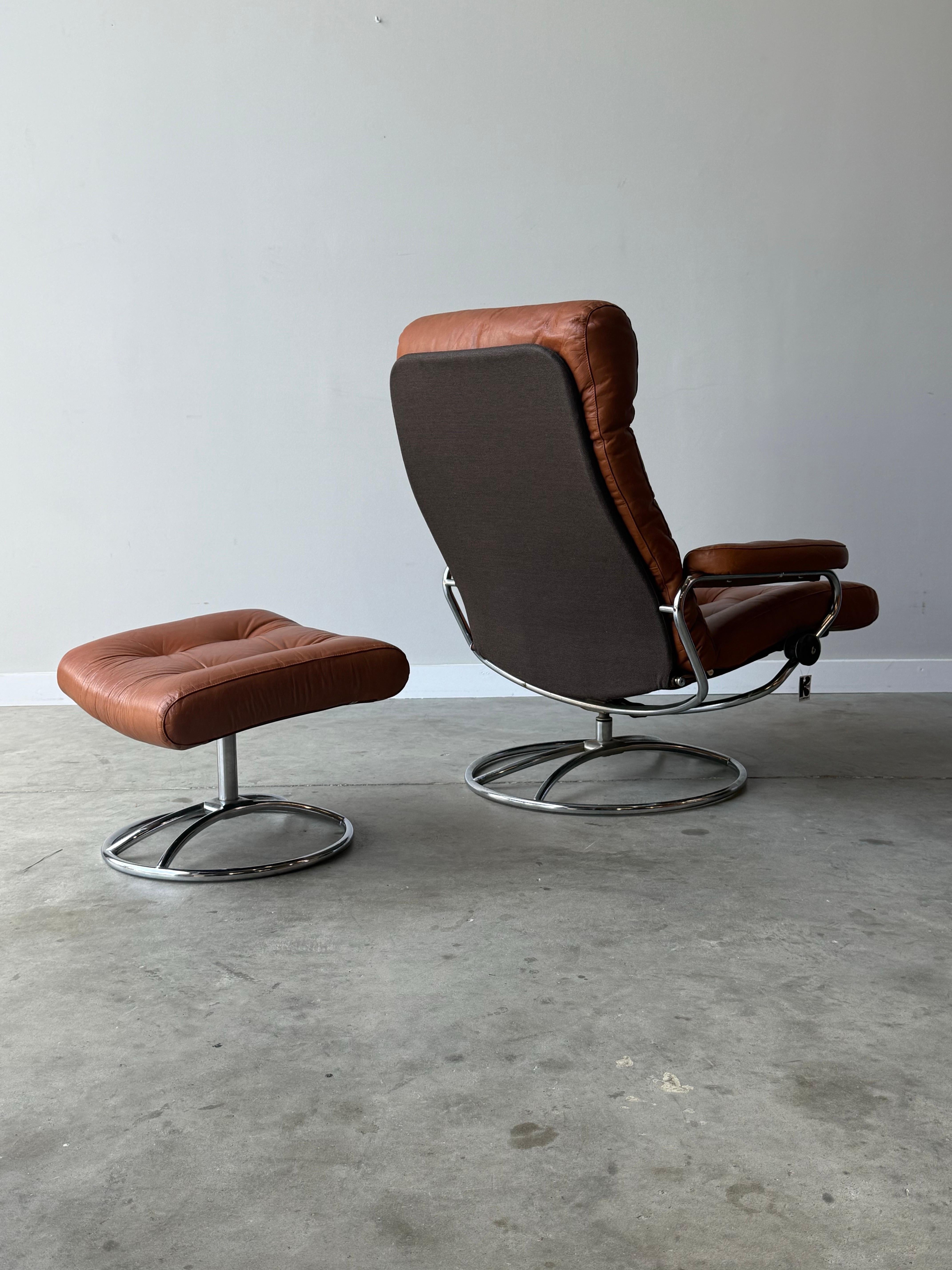Mid-Century Norwegian Classic Ekorness Stressless Reclining Lounge and Ottoman (Mitte des 20. Jahrhunderts) im Angebot