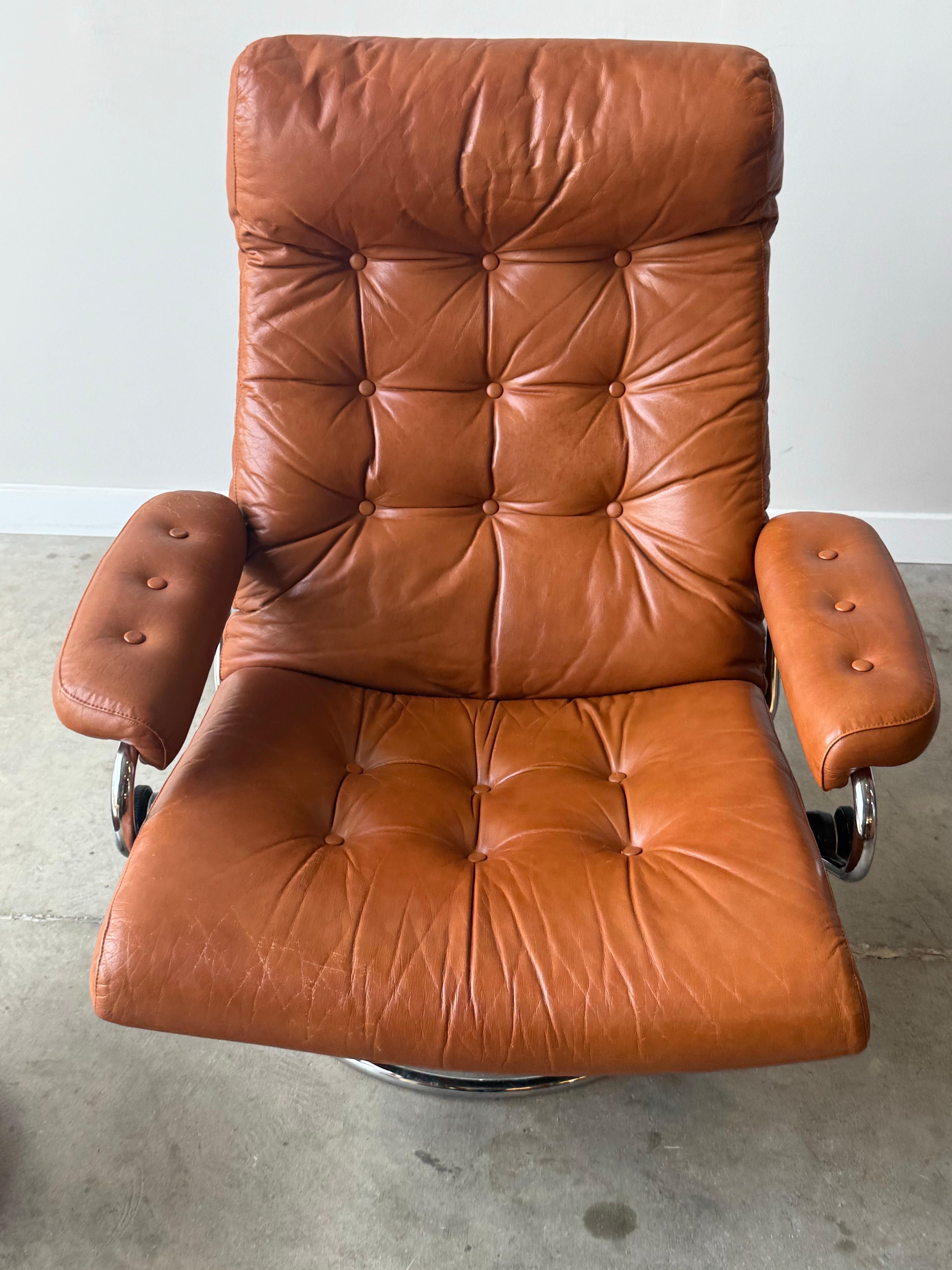 Mid-Century Norwegian Classic Ekorness Stressless Reclining Lounge and Ottoman im Angebot 1