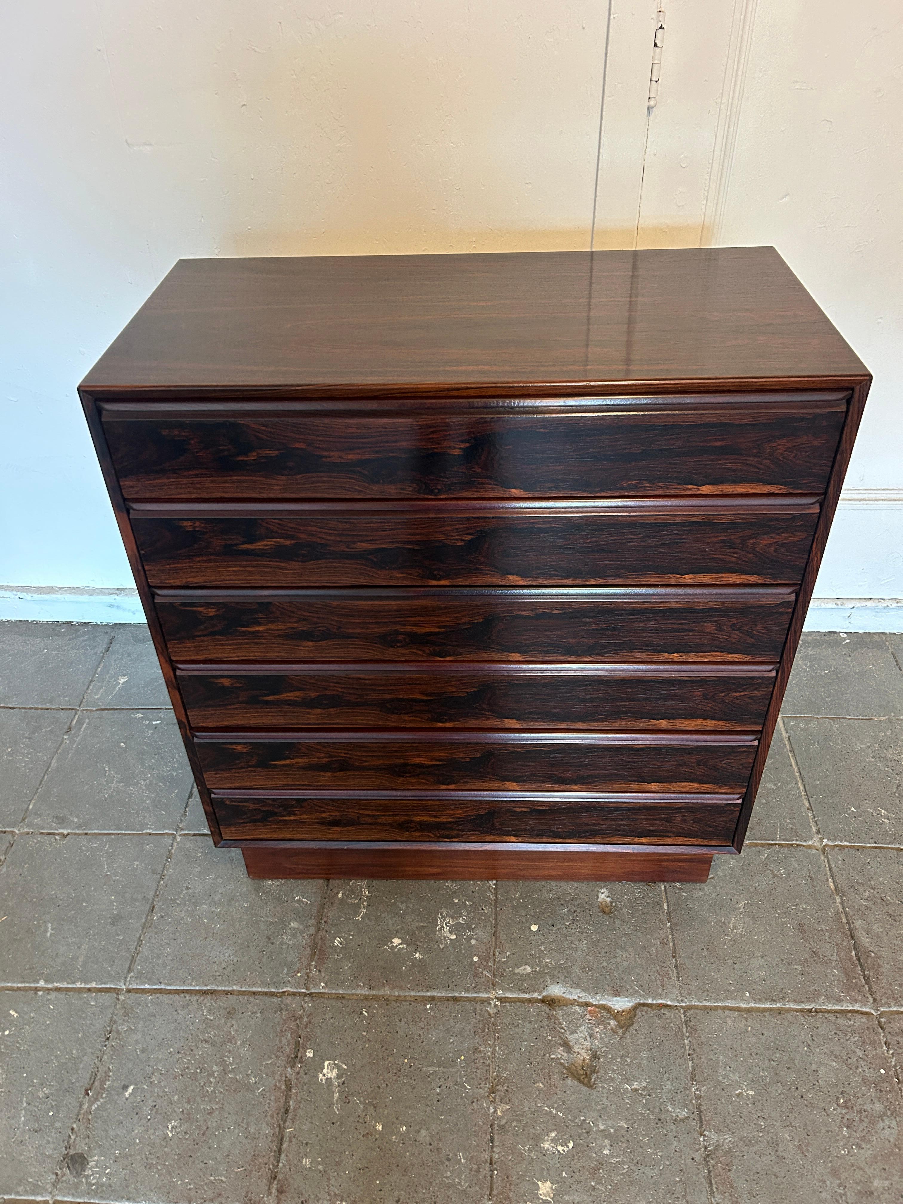 Mid-Century moderno Comò norvegese moderno di metà secolo a 6 cassetti in palissandro Westnofa in vendita