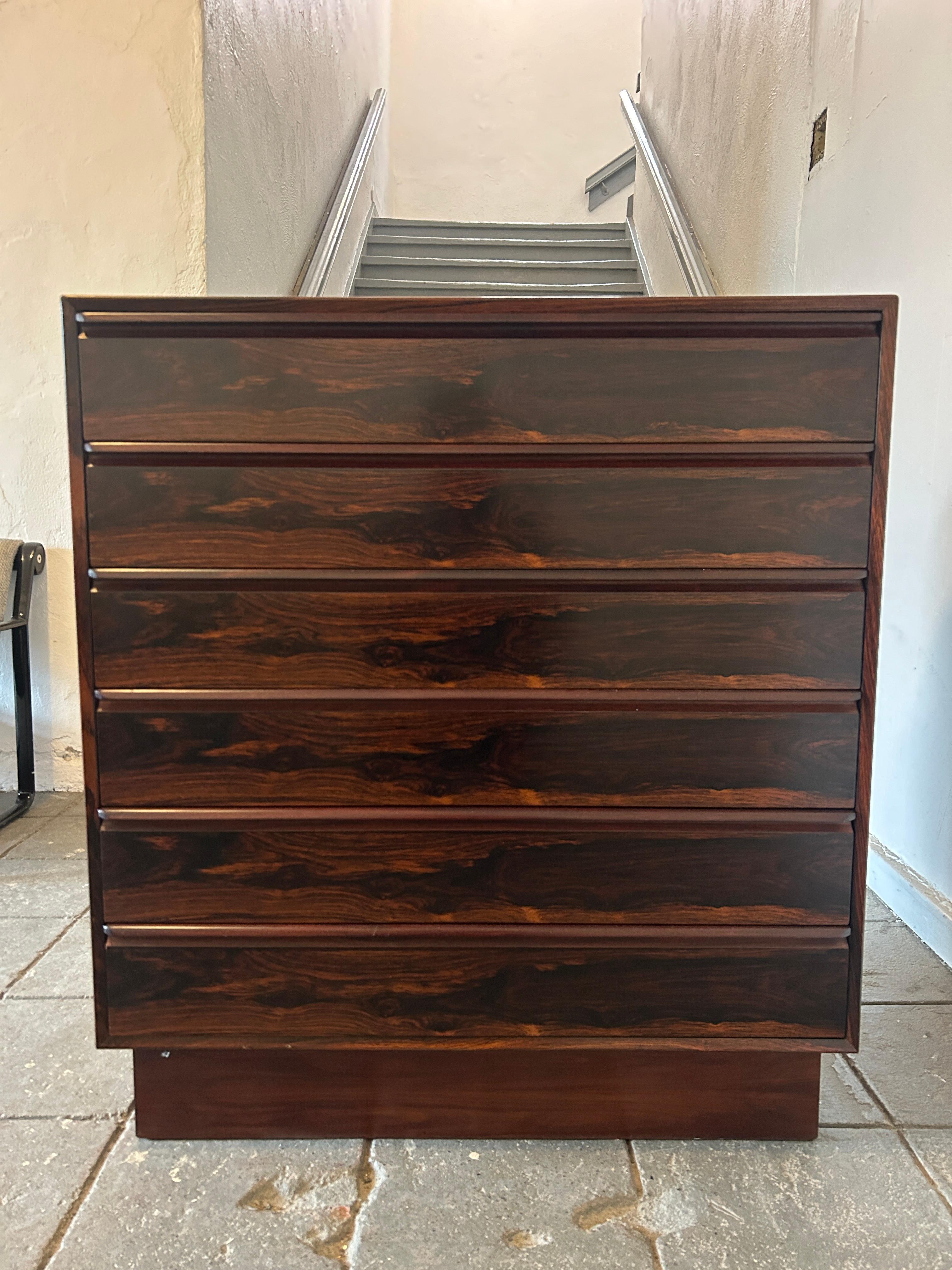 Mid-Century Norwegian Modern 6 Drawer Rosewood Dresser Westnofa In Good Condition For Sale In BROOKLYN, NY
