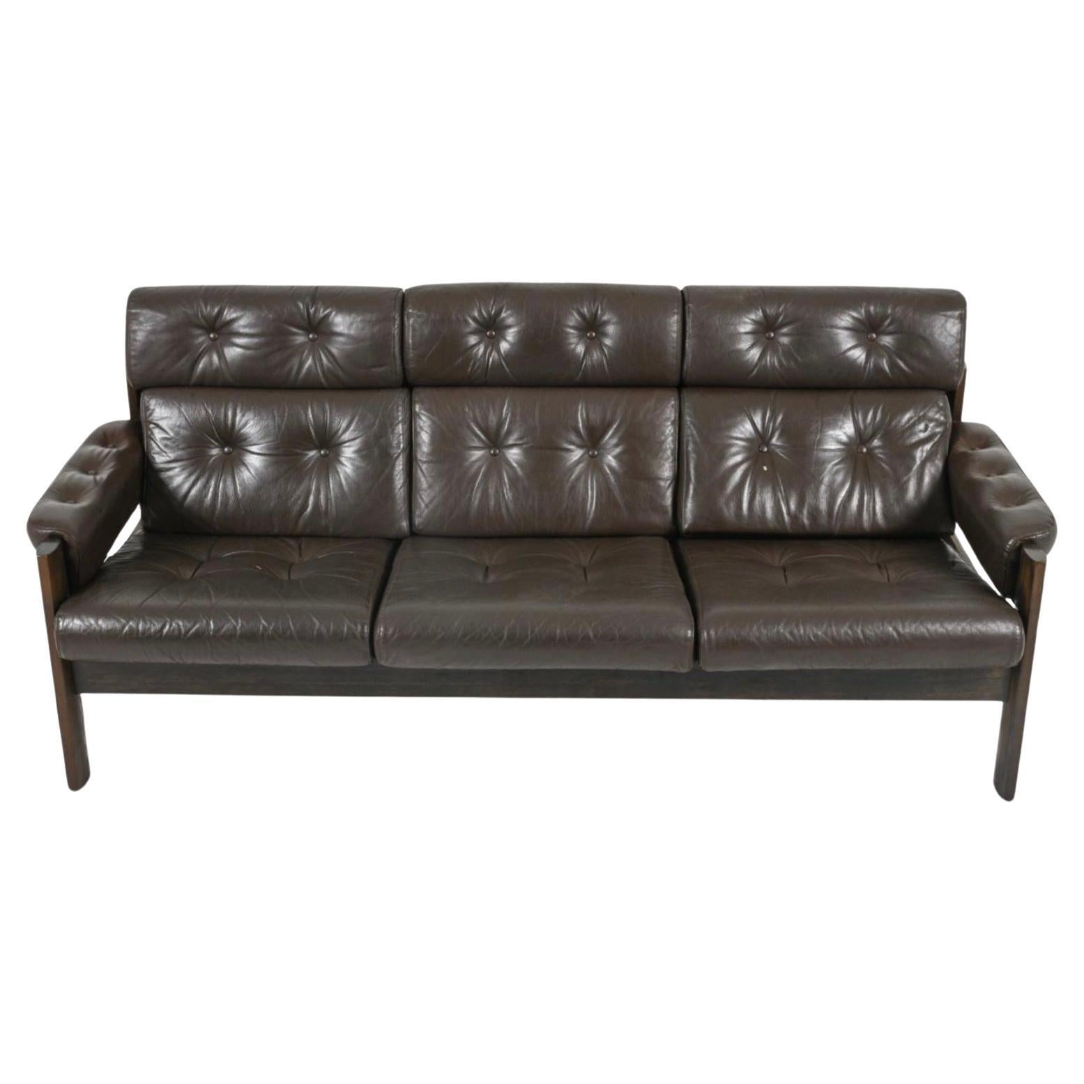 Norwegisches Modernes Ekornes 3-Sitzer-Sofa aus braunem Eichenleder, Mitte des Jahrhunderts. Hervorragendes getuftetes dunkelbraunes Leder mit massivem Eichenholzrahmen. Schöner Zustand und sehr komfortabel. Großartiges norwegisches Design. Guter