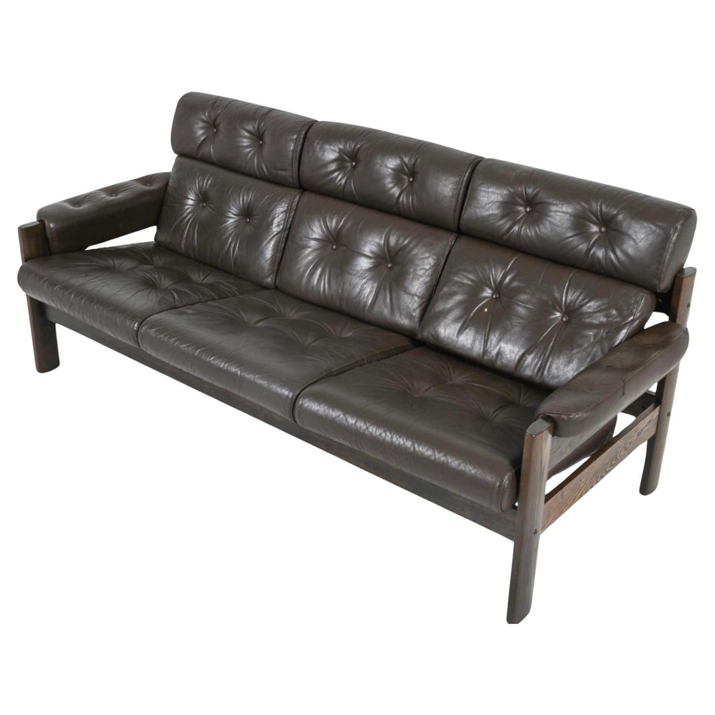 Mid-Century Norwegian Modern Ekornes Brown Leather Oak 3-Seater Sofa (Moderne der Mitte des Jahrhunderts) im Angebot