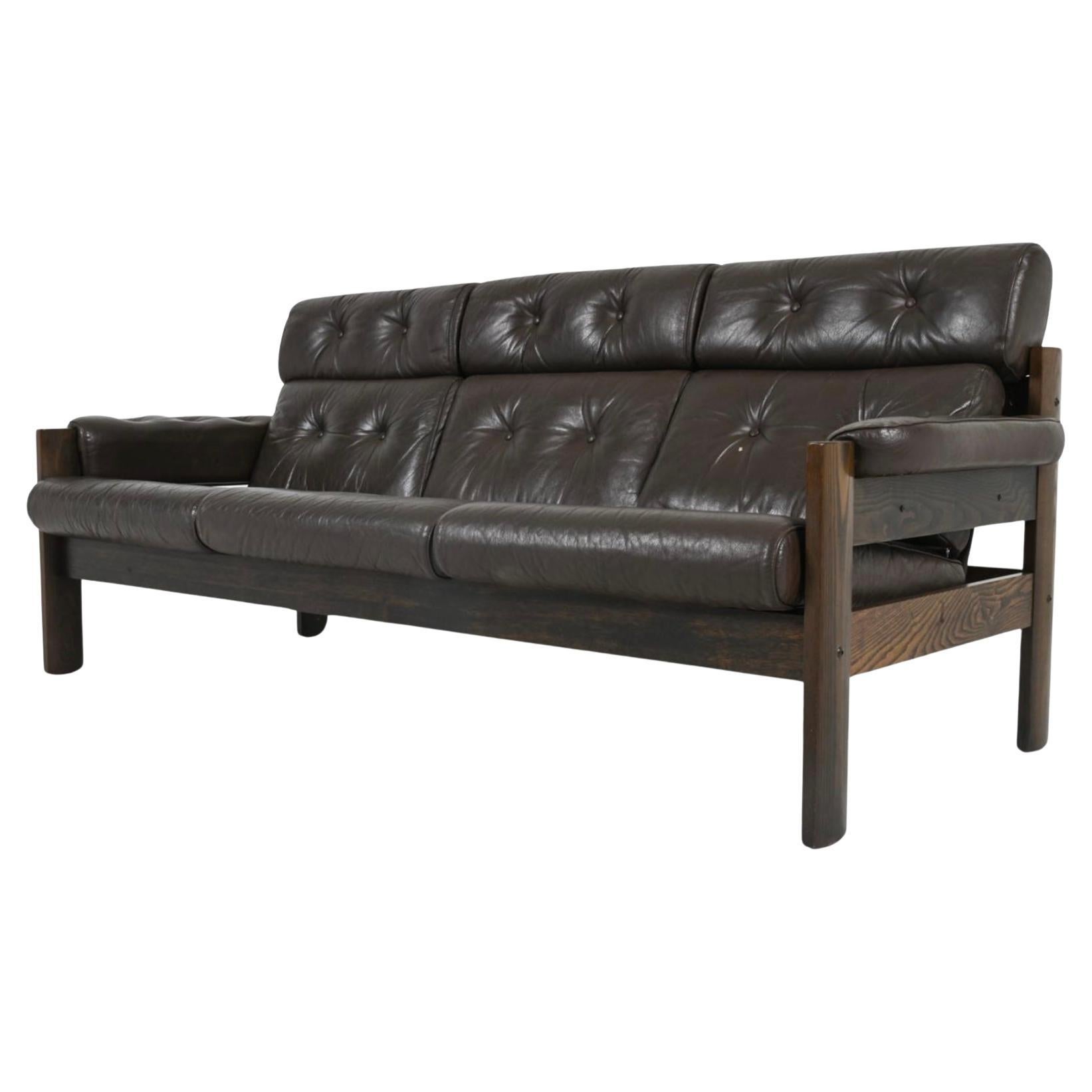 Mid-Century Norwegian Modern Ekornes Brown Leather Oak 3-Seater Sofa (Norwegisch) im Angebot