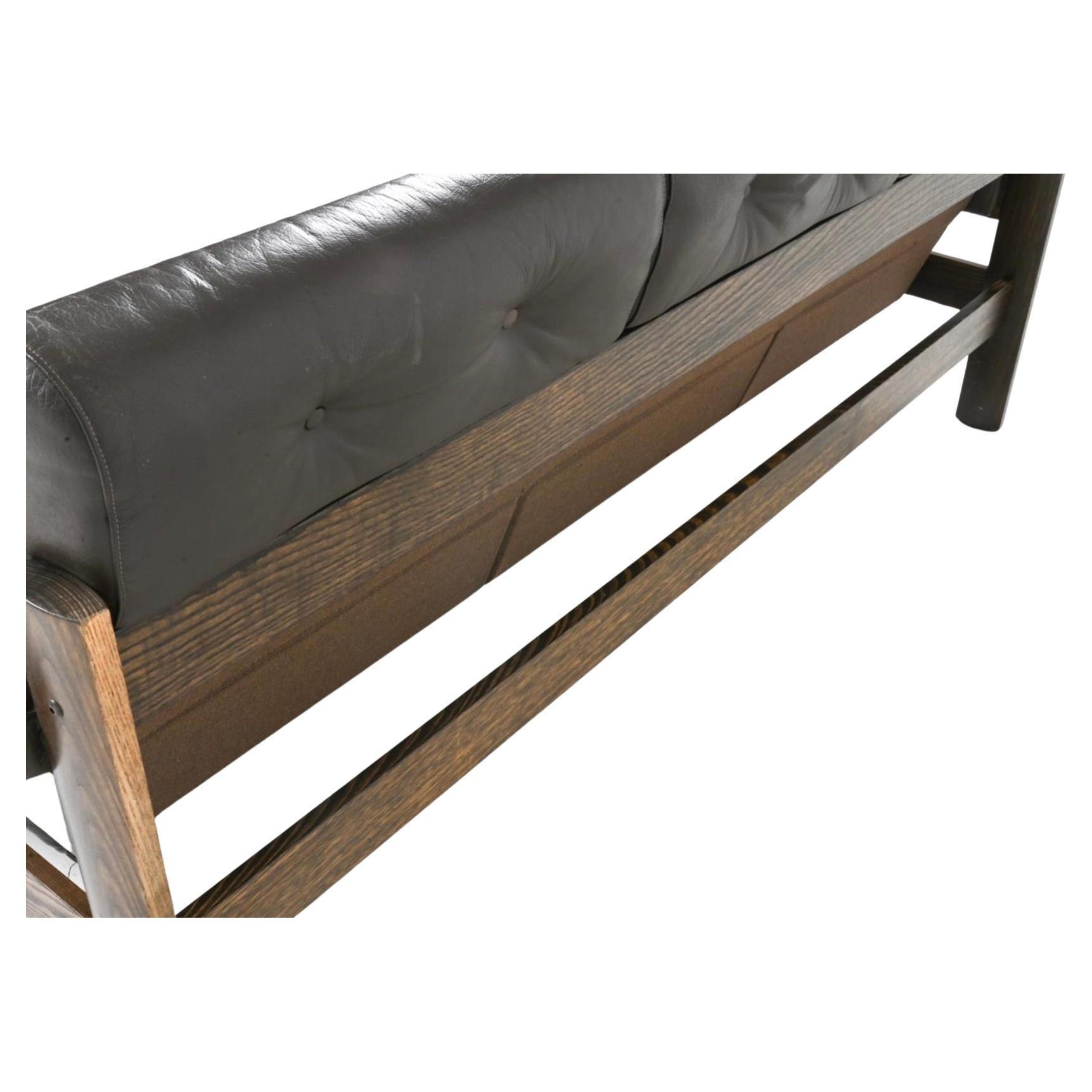 Mid-Century Norwegian Modern Ekornes Brown Leather Oak 3-Seater Sofa (Holzarbeit) im Angebot