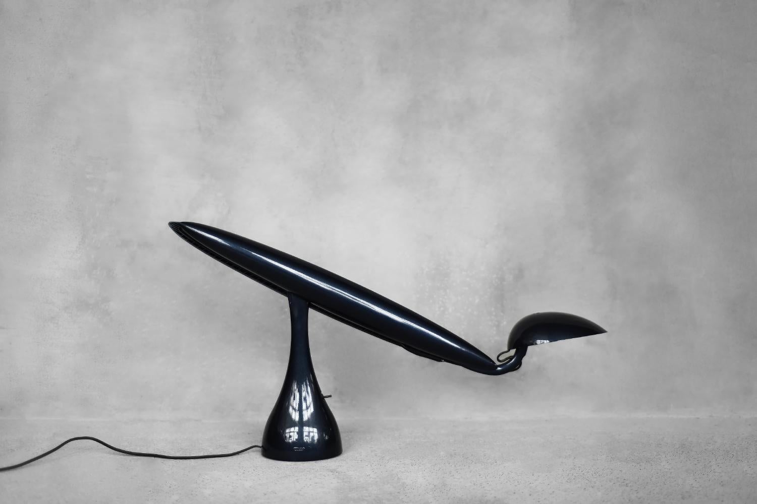 La lampe de bureau orientable Heron a été conçue par Isao Hosoe pour le fabricant norvégien Luxo en 1994. Isao Hosoe a conçu plusieurs modèles de lampes qui s'inspirent d'espèces d'oiseaux. Cependant, c'est le Héron qui est le plus reconnaissable,