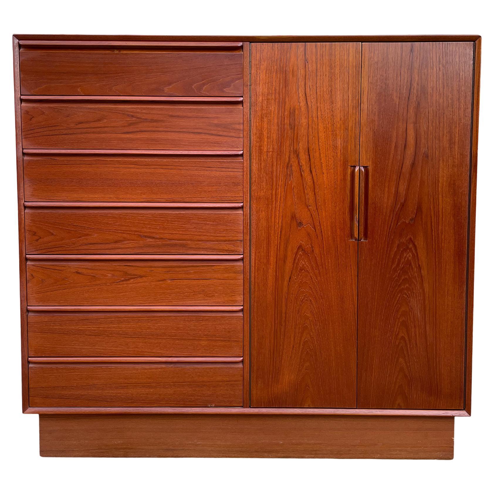 Mid-Century Norwegian Modern Teak 14-Schubladen Hochkommode Kleiderschrank von Westnofa im Angebot