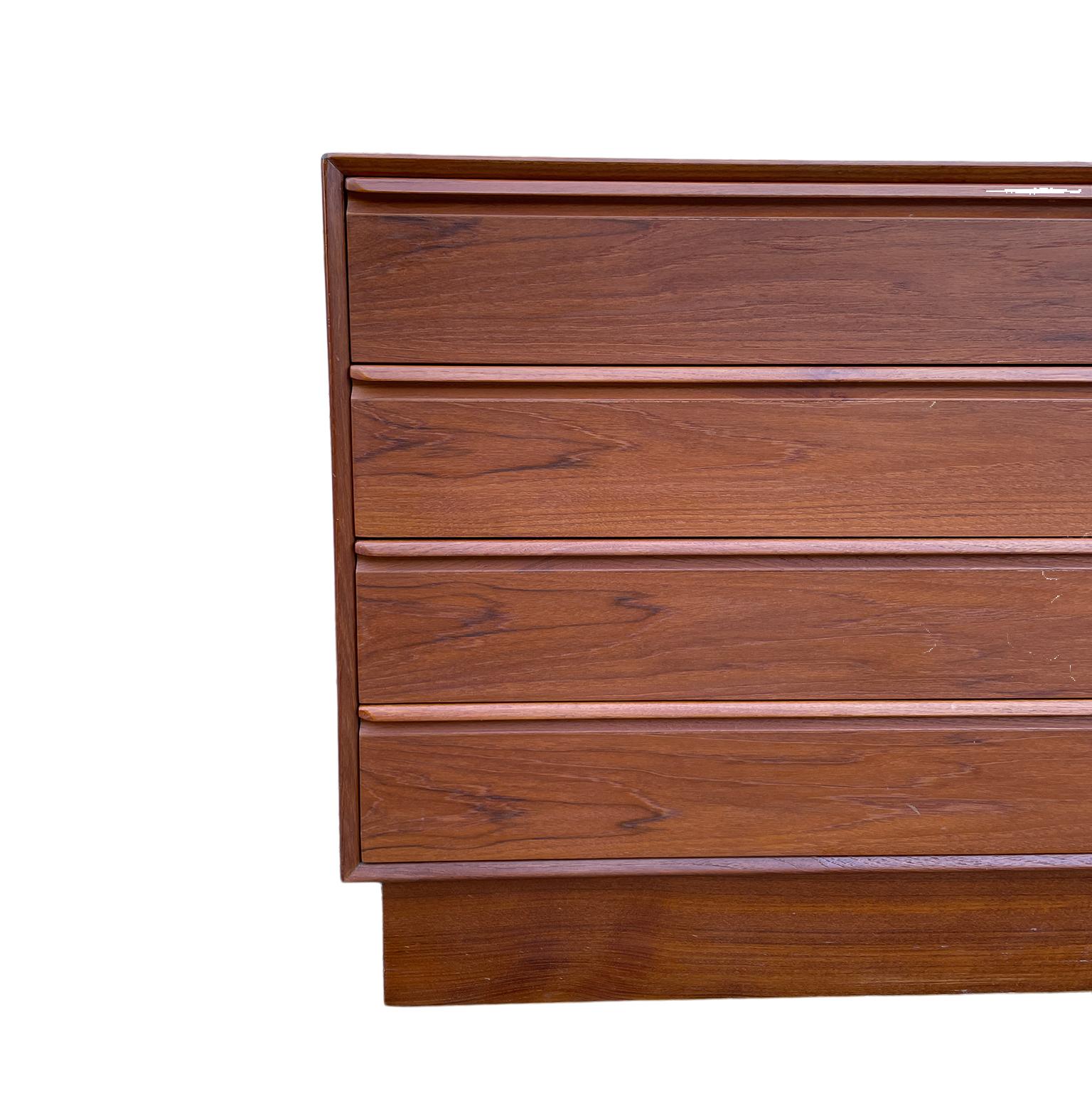 Mid-Century Norwegian Modern Teak 8 Drawer Dresser Credenza by Westnofa In Good Condition For Sale In BROOKLYN, NY
