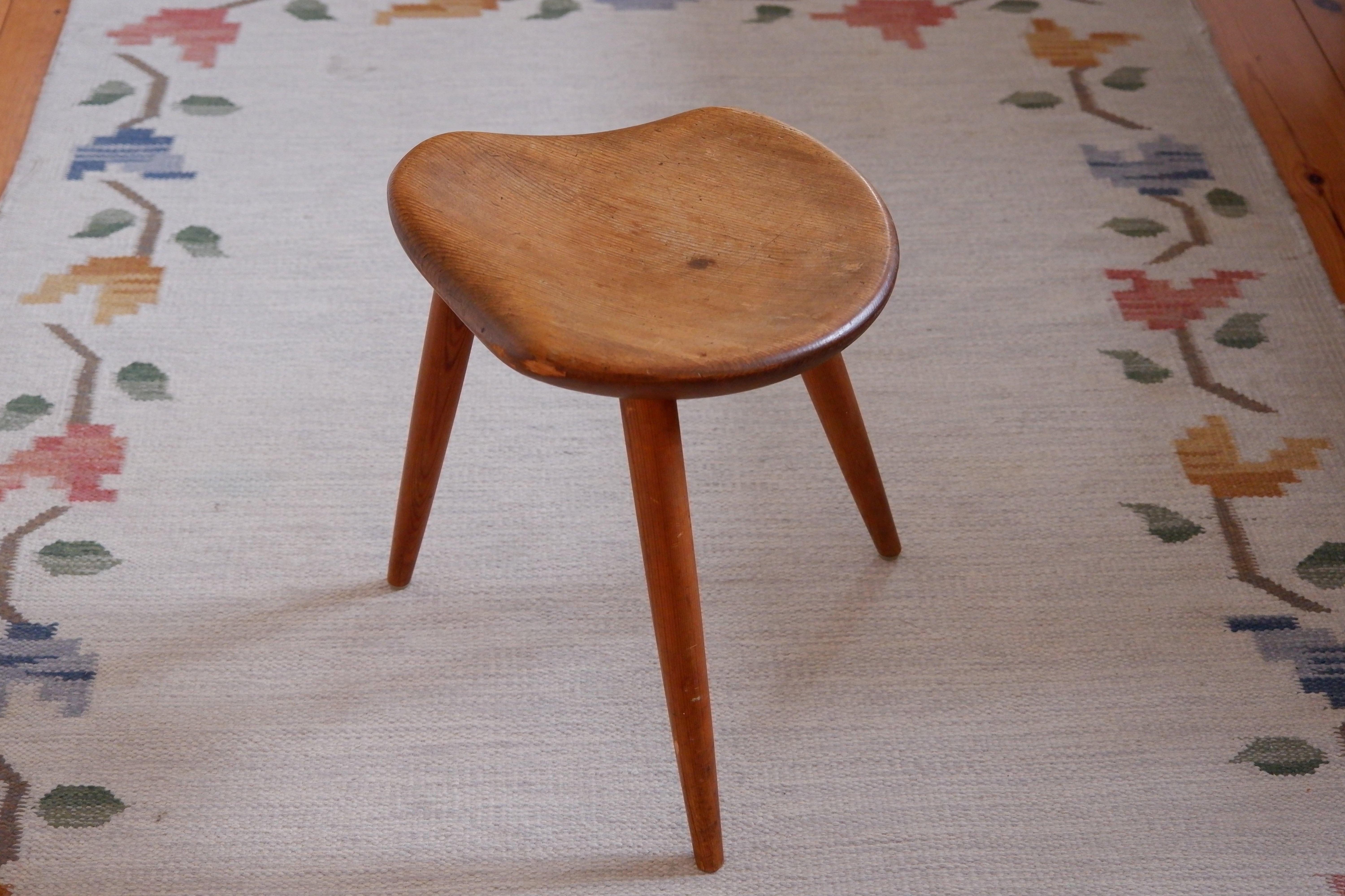 Mid-Century Norwegian Pine Stool from Norsk Husflid In Distressed Condition In Hägersten-Liljeholmen, Stockholms län