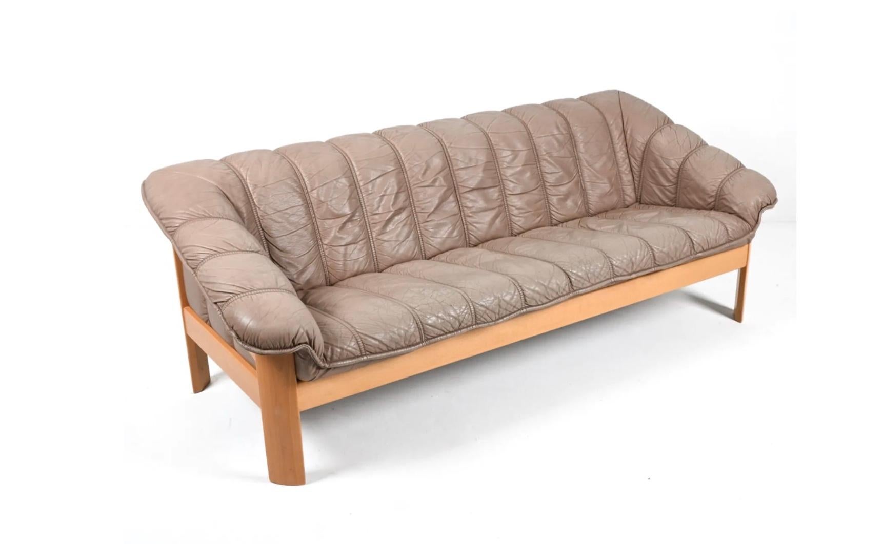 Mid-Century Norwegian Post Modern Ekornes Brown Leather Birch frame Sofa (Moderne der Mitte des Jahrhunderts) im Angebot