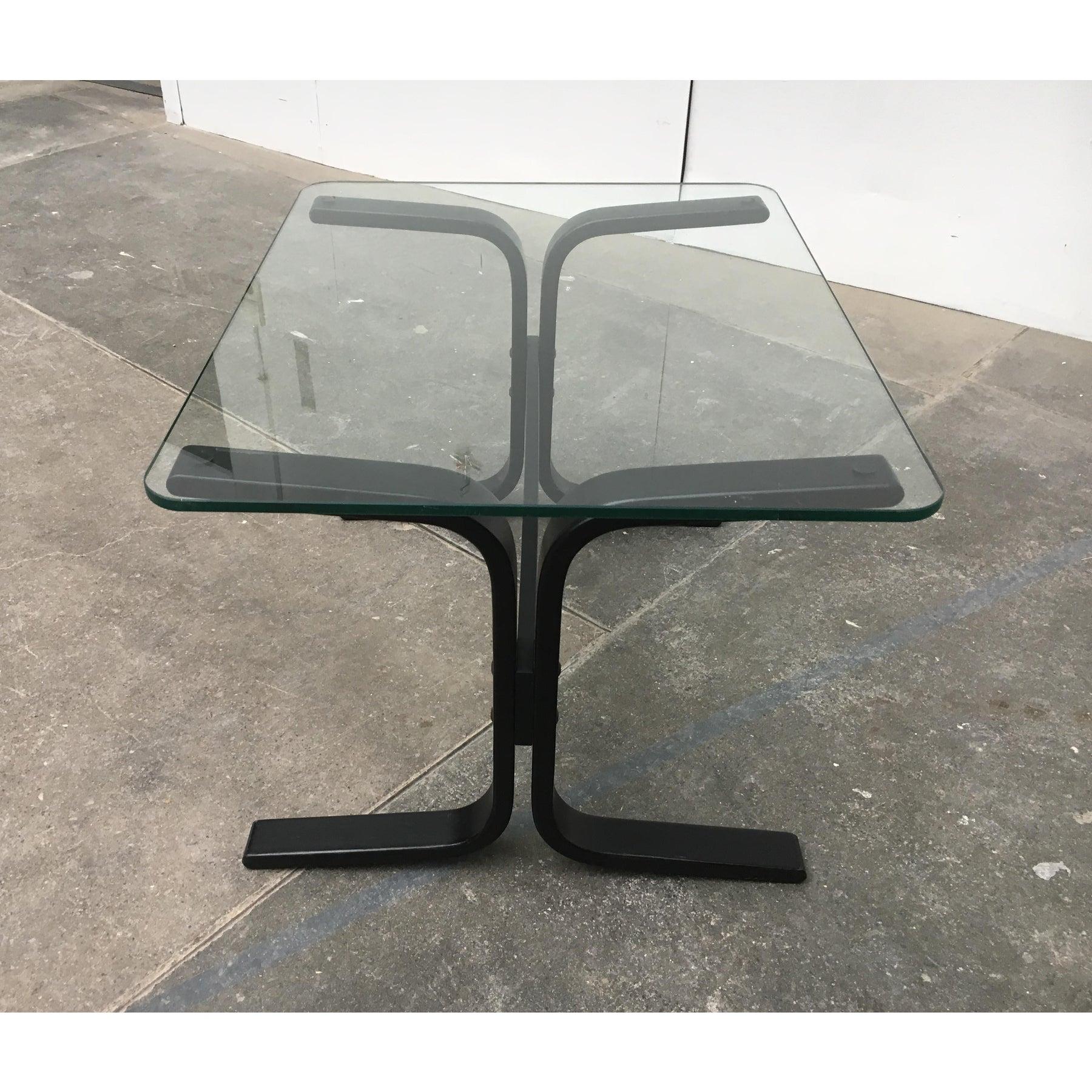 Rare table d'appoint de Westnofa de la Collection Sesta Chair d'Ingmar Relling.

La table est dotée d'un plateau en verre transparent, qui repose sur le caoutchouc d'un cadre dont le design rappelle celui de l'ottoman de la chaise Siesta. Cependant,