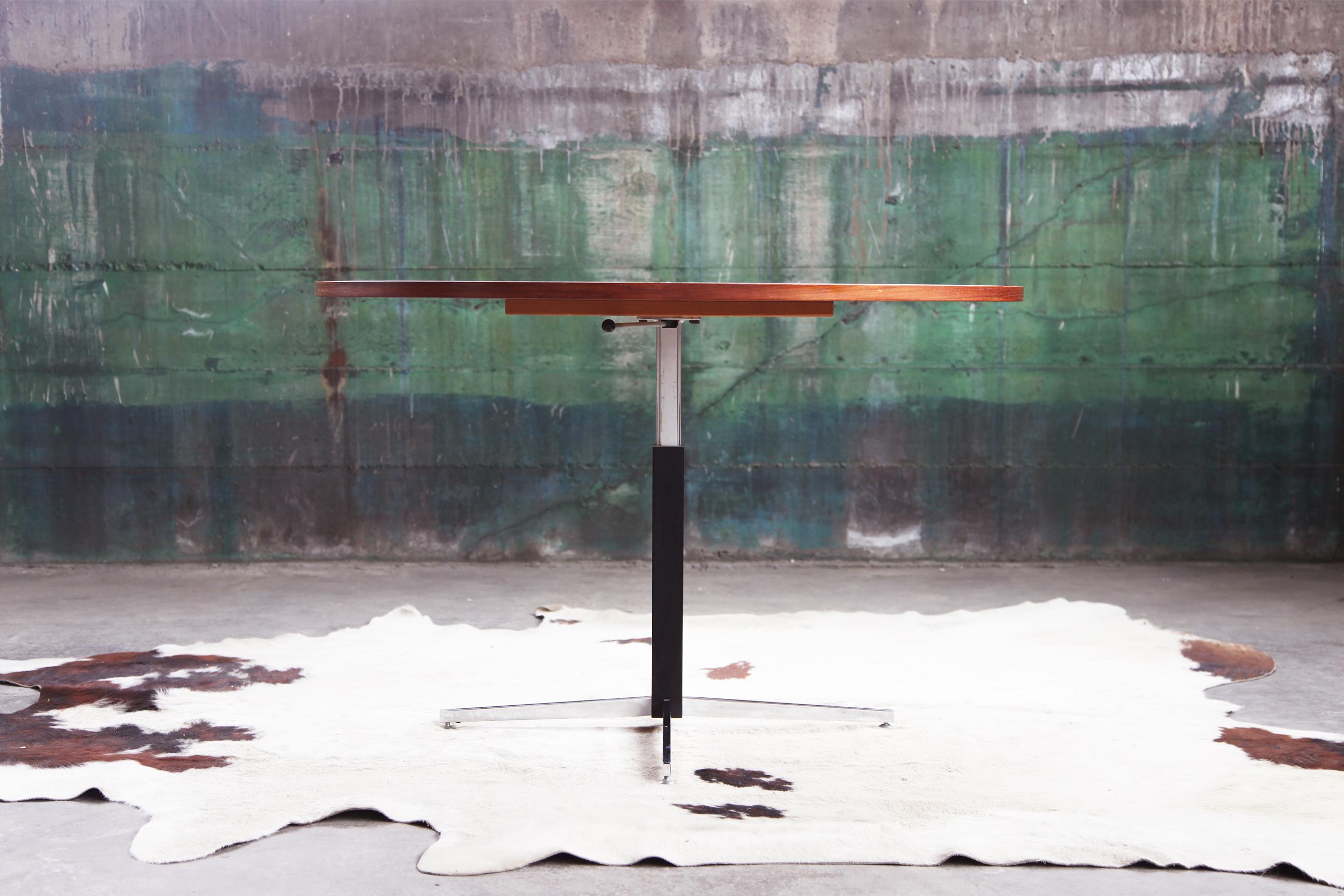 Schöner und sehr seltener Westnofa 1960's Norwegian Dining oder Dinette Tisch, mit einer massiven Teakholz Tischplatte, einem verchromten Fuß und einer verstellbaren Höhe!!! Dies ist der perfekte Tisch, wenn Sie Vintage-Mid-Century-Design lieben und