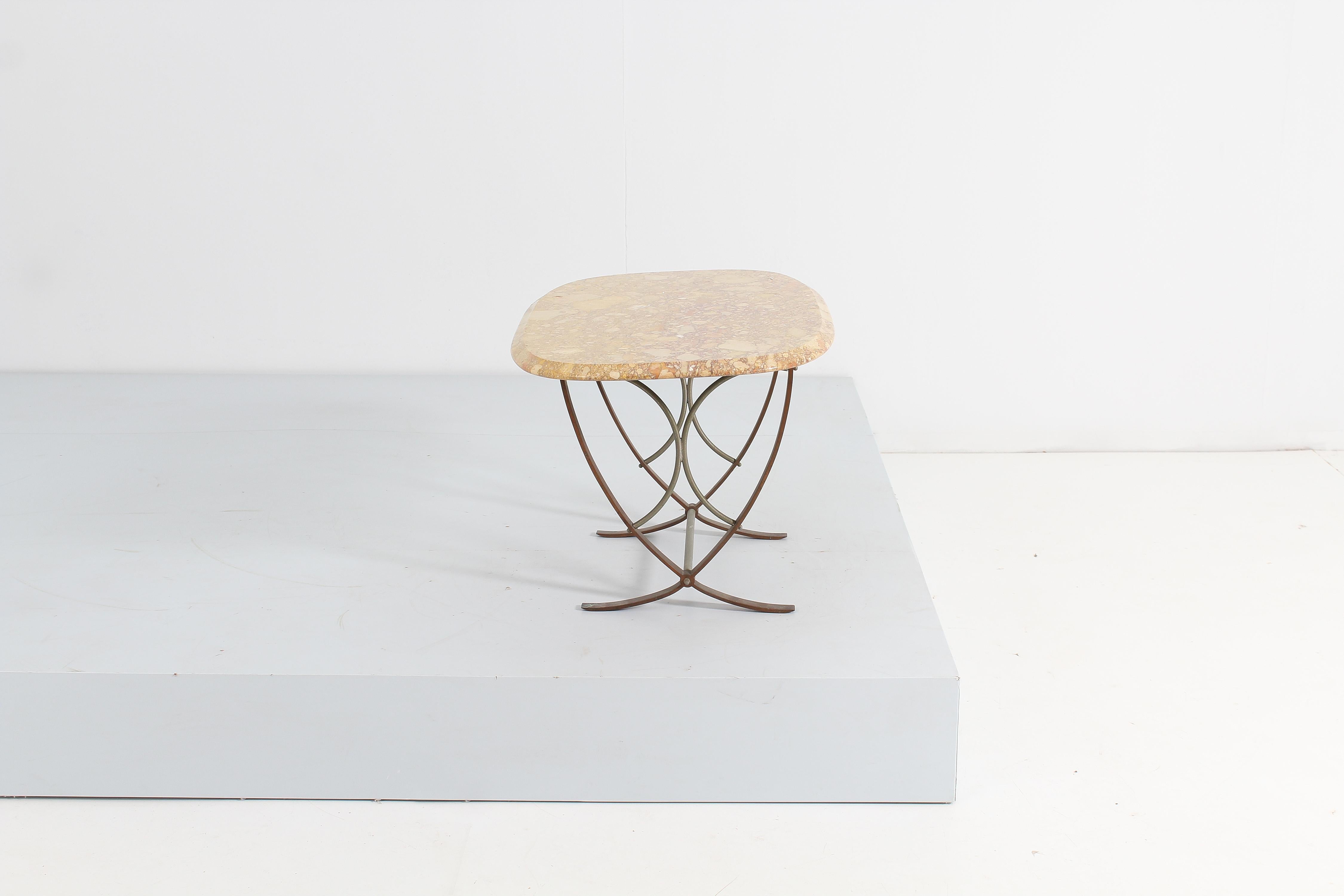Tavolino molto elegante con piano sagomato in marmo chiaro e struttura a gambe a sciabola in bronzo con intreccio curvilineo di tubi metallici. Attribuita a Osvaldo Borsani, Italia, anni '50.