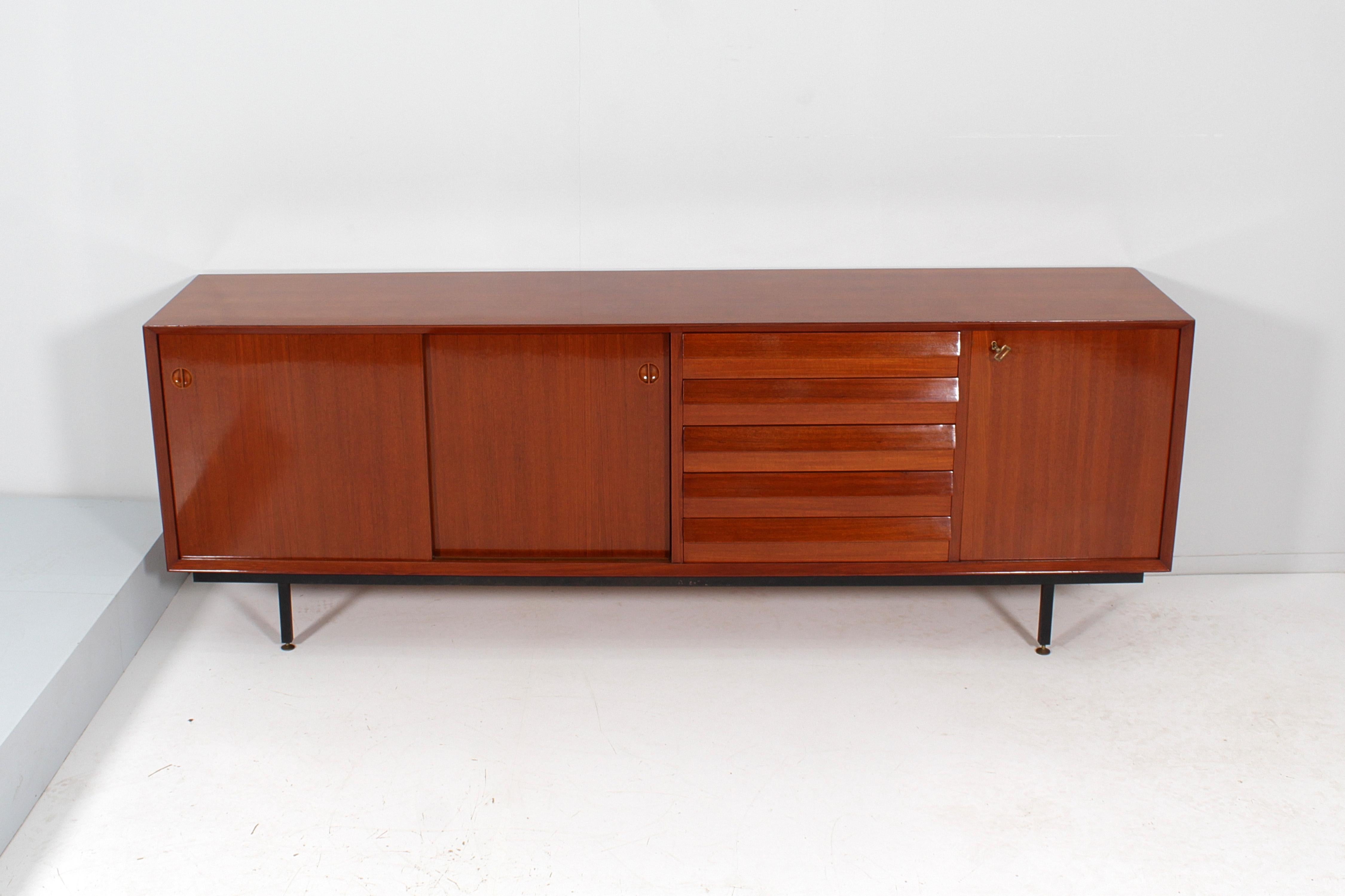Prestigious restored wooden sideboard, with double compartment and half-height shelf, closed by two sliding doors on the left, on the right there is a module with five drawers, followed by a compartment with a hinged door. In the style of Osvaldo