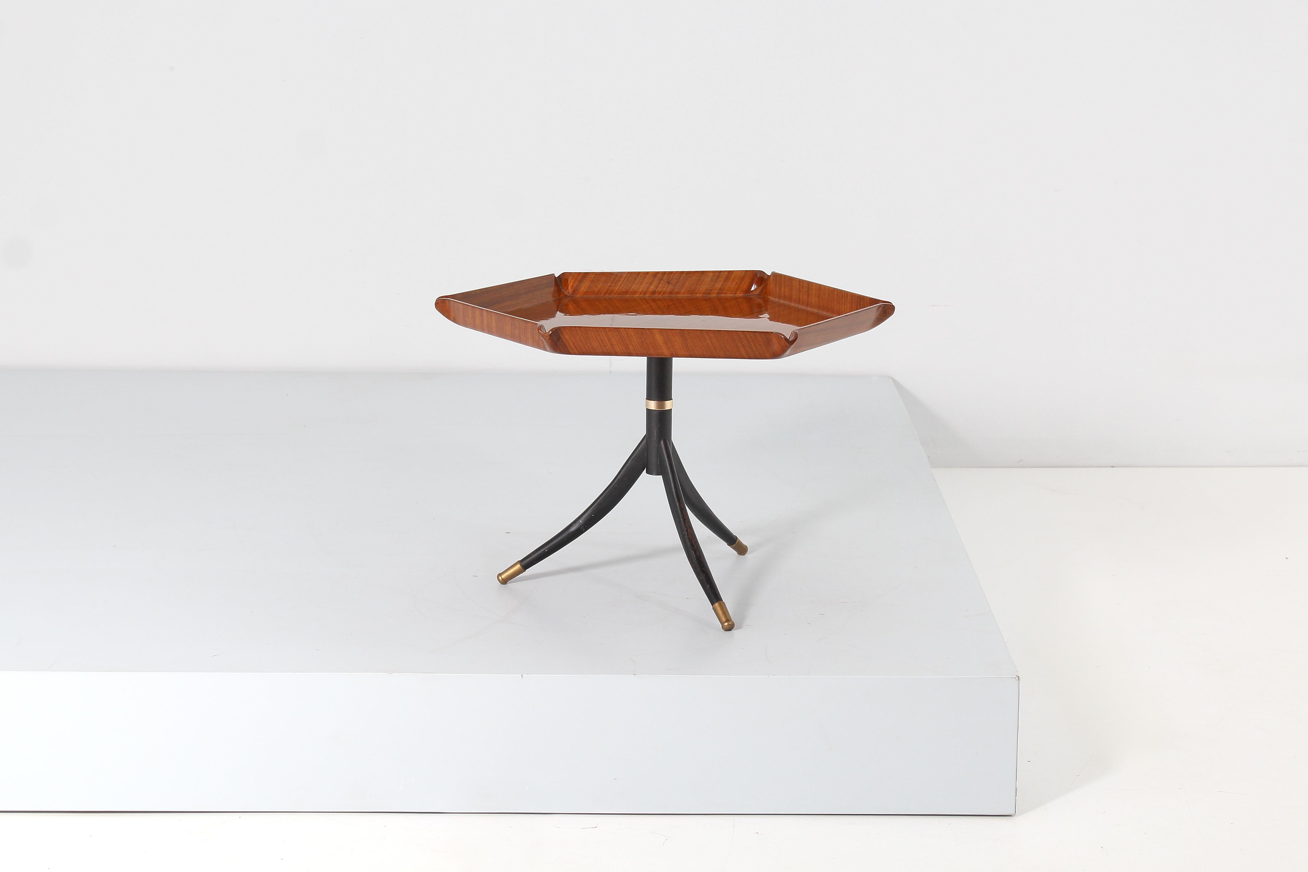 Very original wooden coffee table with hexagonal top in curved plywood supported by three metal saber legs with brass tips. The table, restored, is attributable to Osvaldo Borsani, Italy in the 1950s.
Some irregularities of the symmetry are visible.