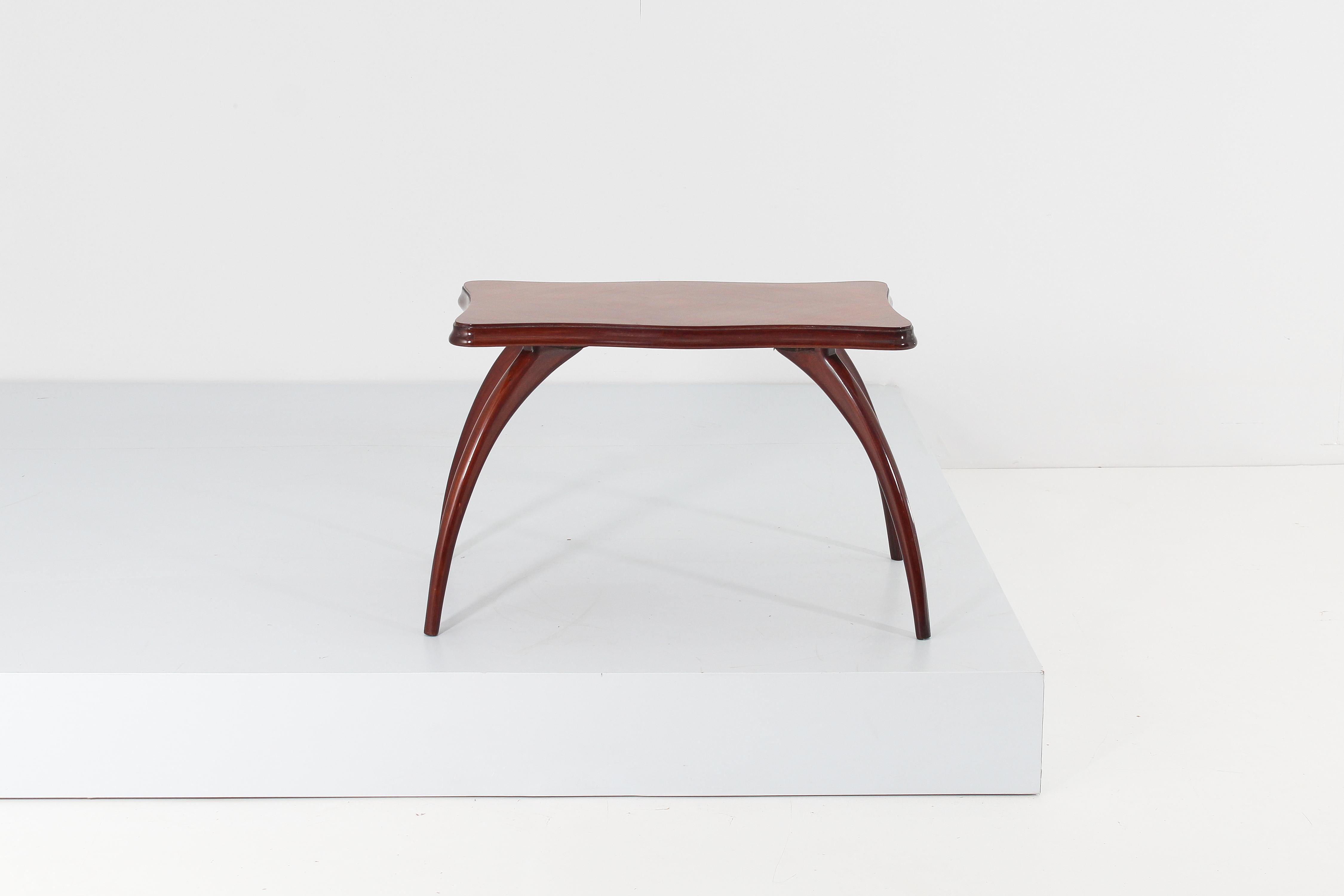 Mid-Century O. Borsani (attr.) Holz-Couchtisch, Italien 20er-Jahre (Moderne der Mitte des Jahrhunderts) im Angebot