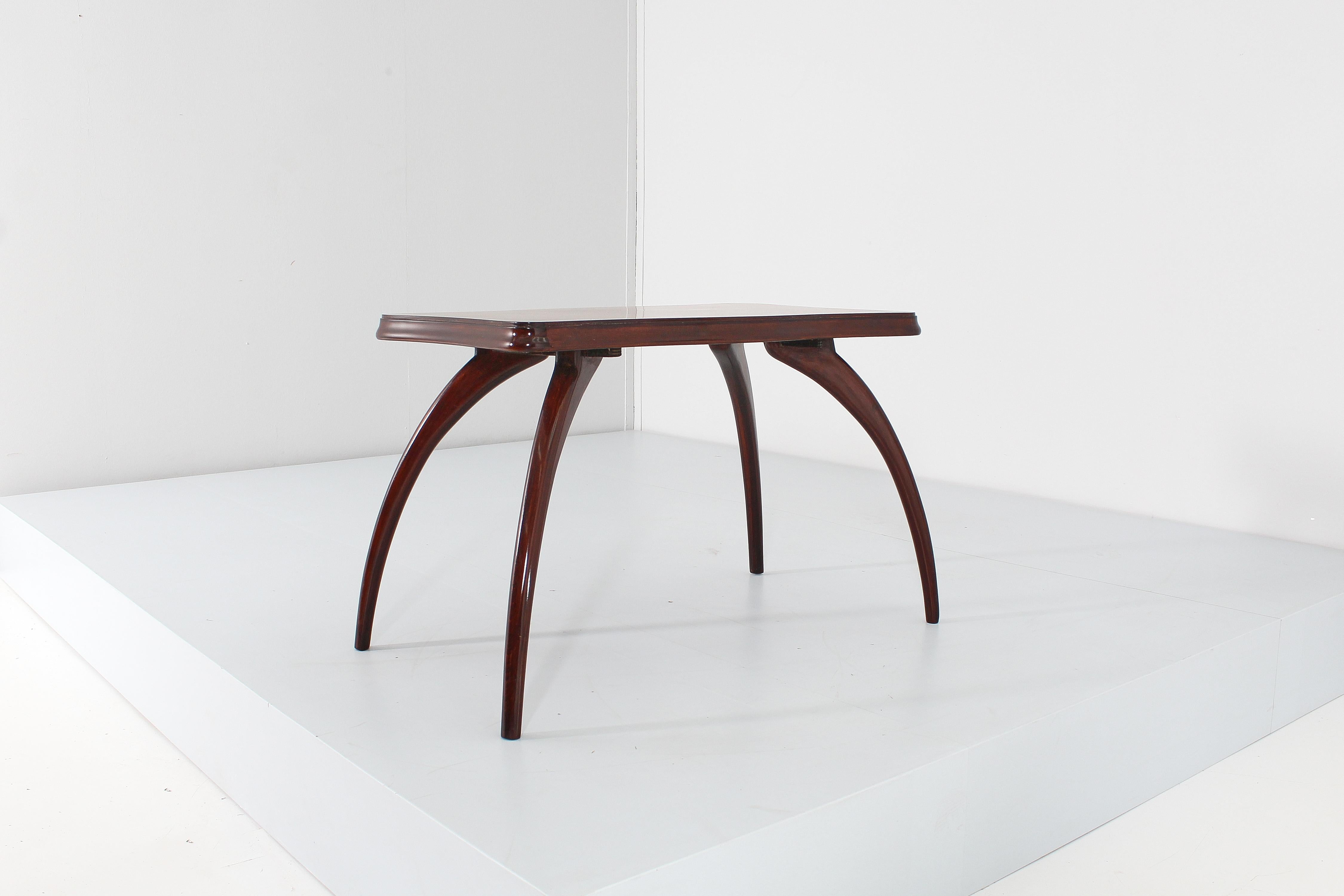 Mid-Century O. Borsani (attr.) Holz-Couchtisch, Italien 20er-Jahre (Mitte des 20. Jahrhunderts) im Angebot