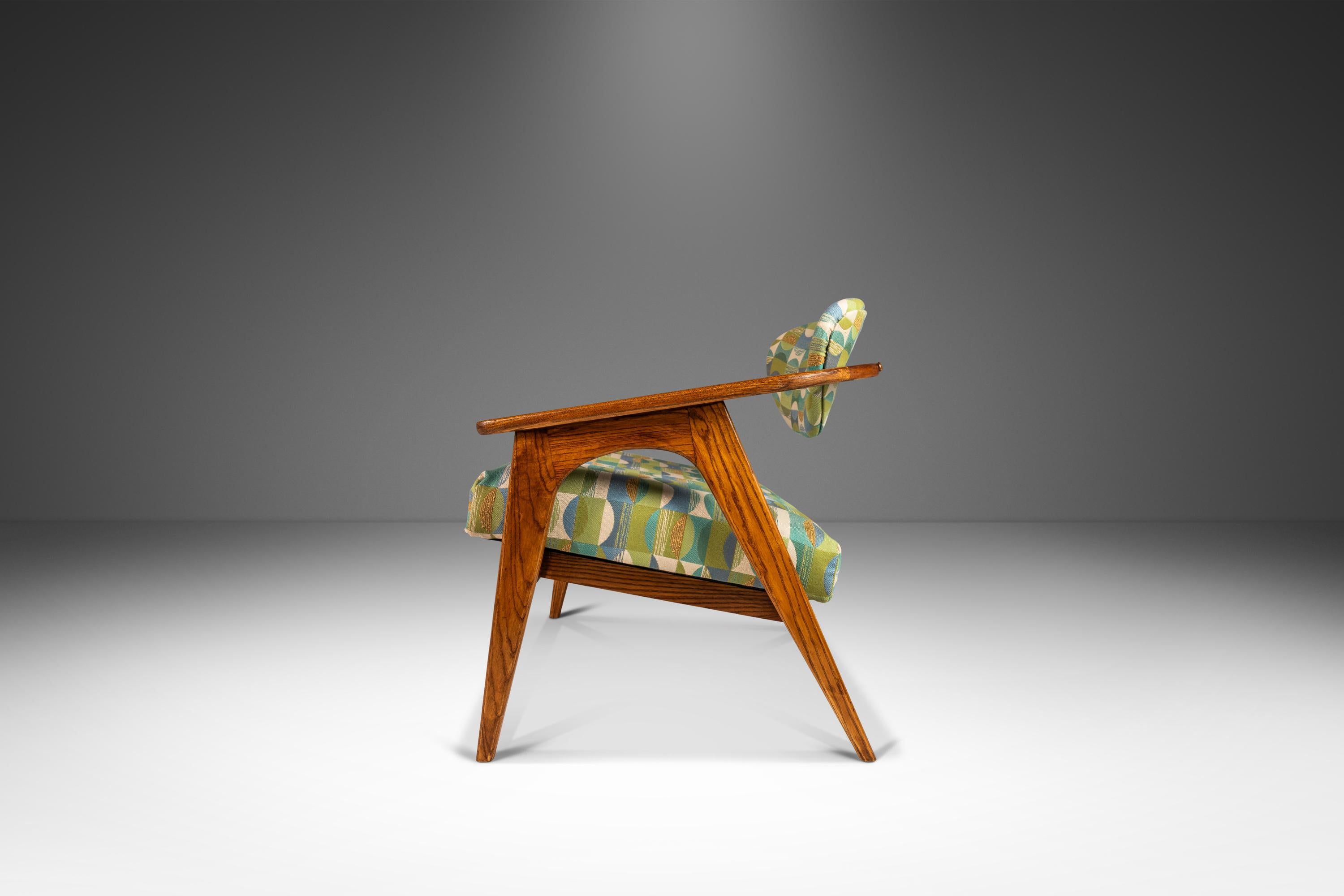 Das vom unvergleichlichen Adrian Pearsall entworfene ikonische Modell 916-CC Captain's Chair ist der Inbegriff funktionaler Kunst. Optisch atemberaubend und kühn in Form und verwendeten Materialien ist der 916-CC ein wahres Meisterwerk der