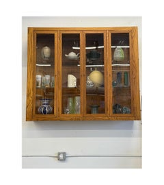 Armario de roble y cristal de mediados de siglo