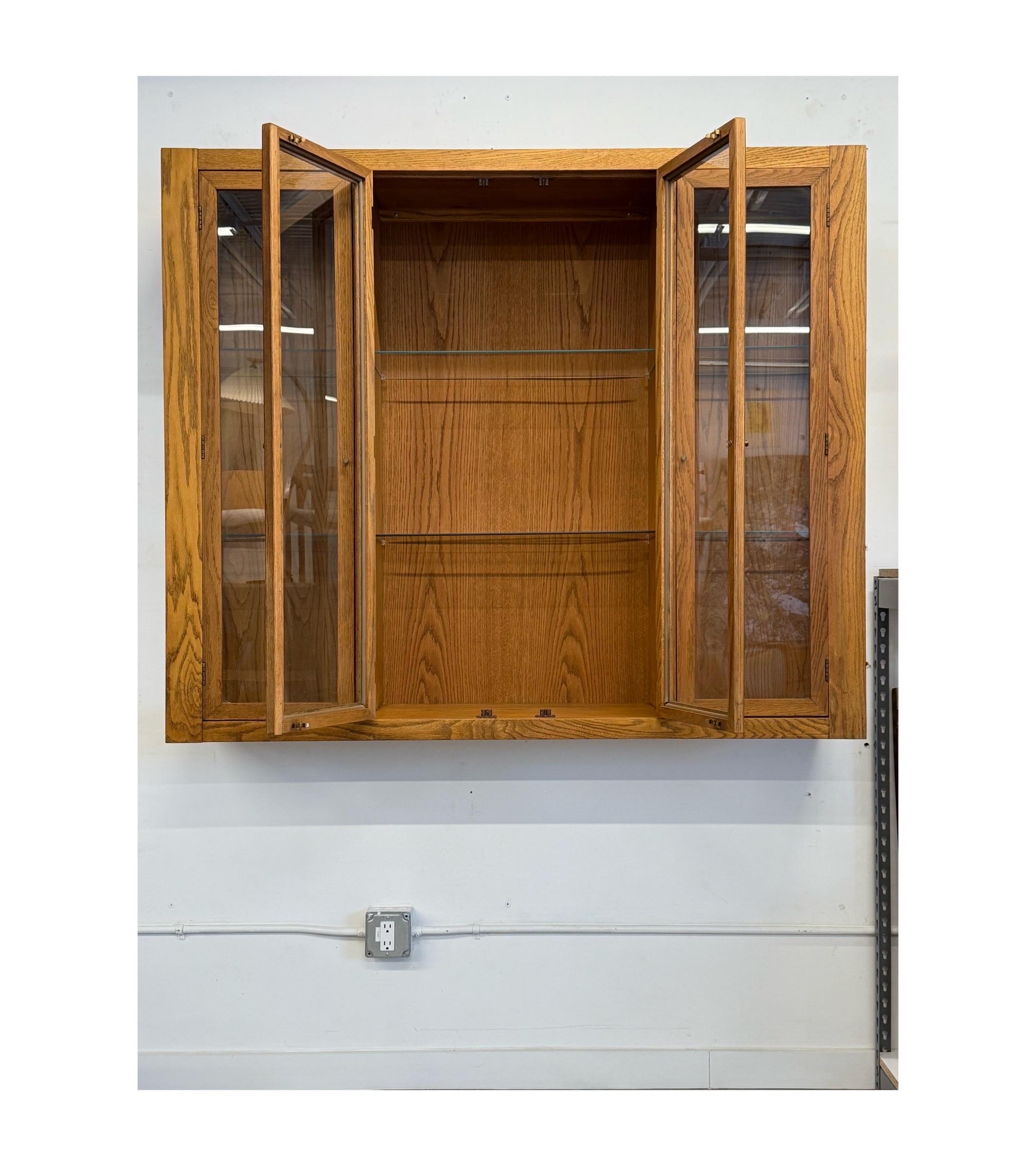 Mid-Century Modern Armoire en chêne et verre du milieu du siècle en vente