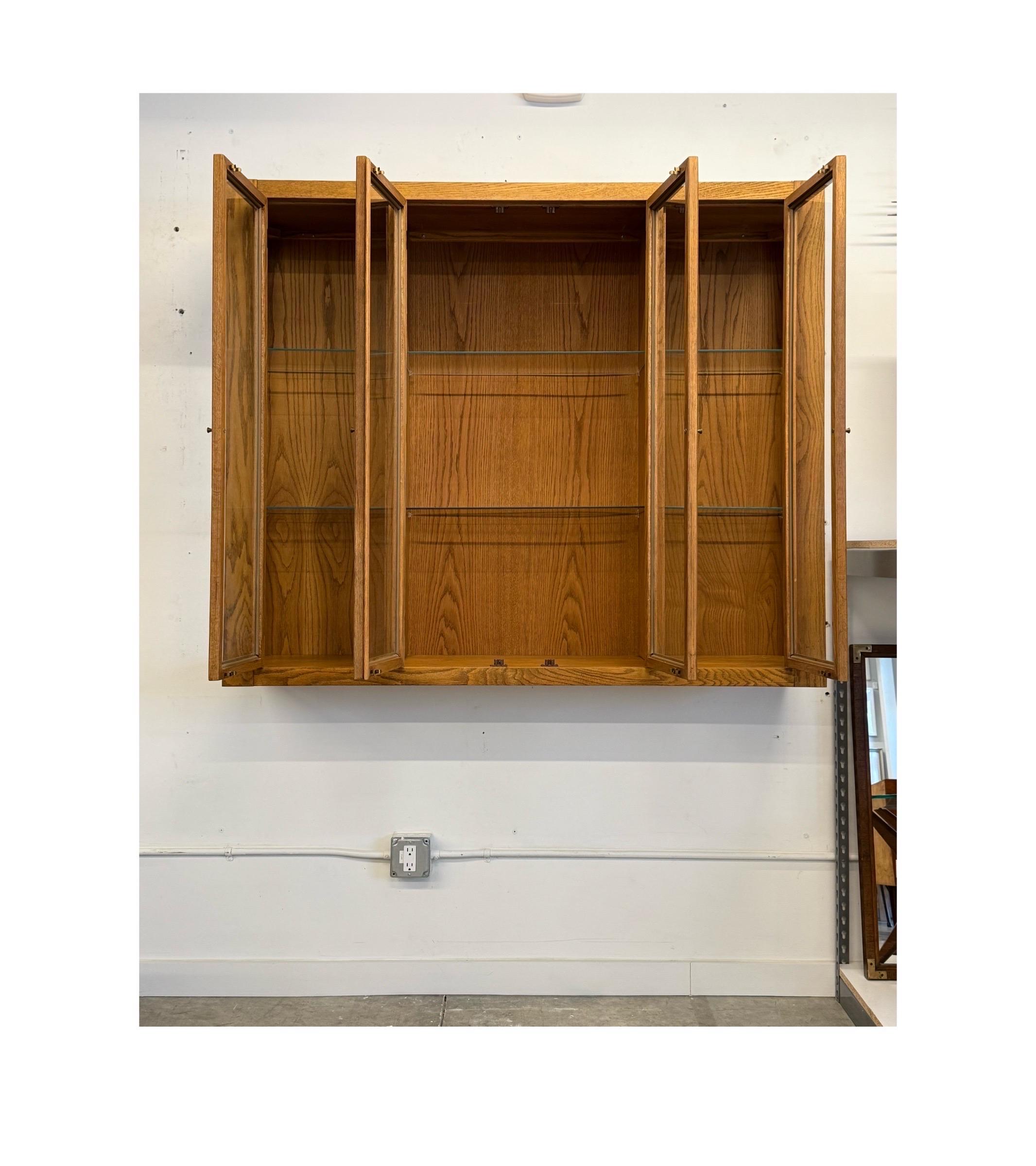 Américain Armoire en chêne et verre du milieu du siècle en vente