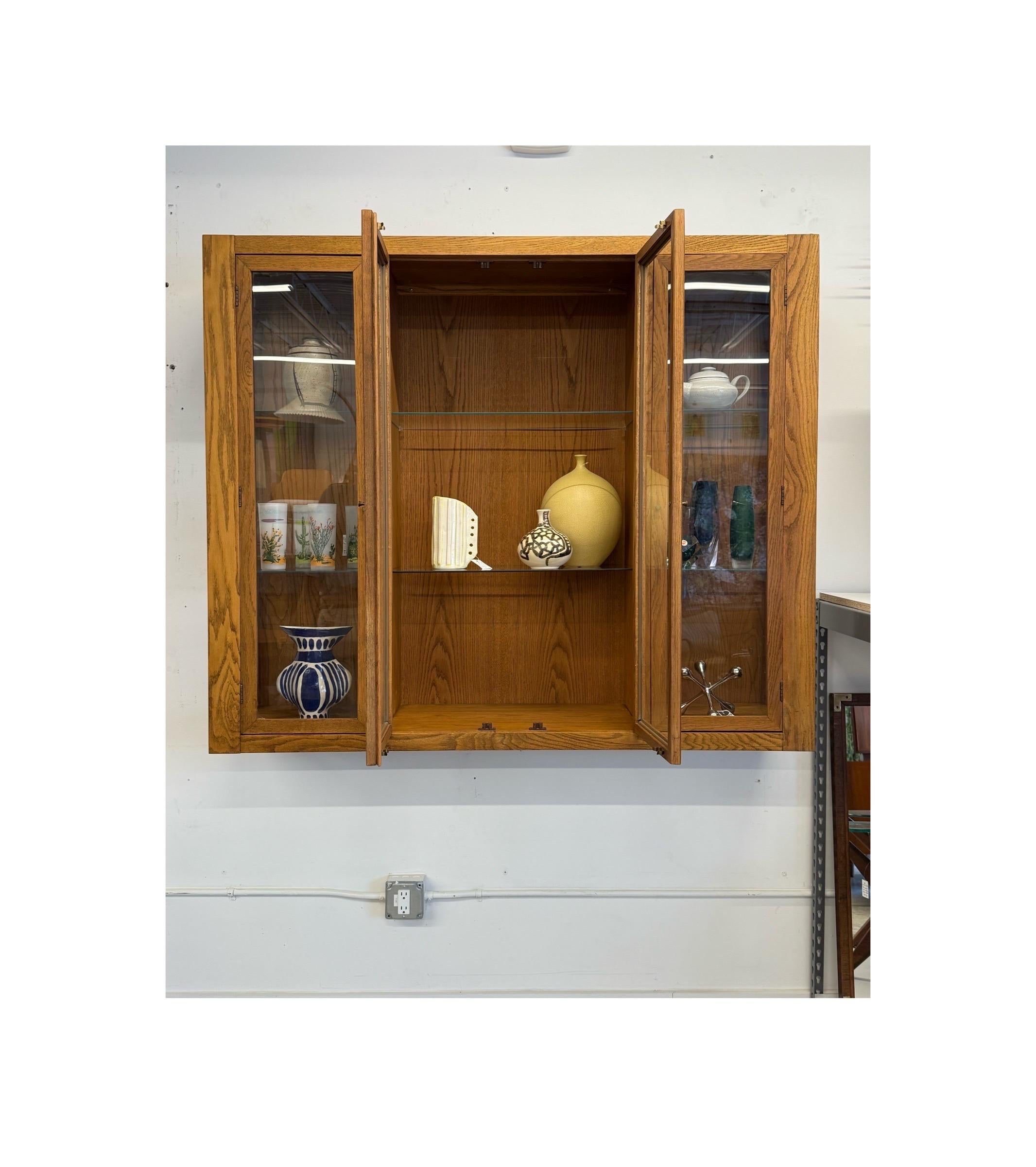 Armoire en chêne et verre du milieu du siècle Bon état - En vente à Raleigh, NC