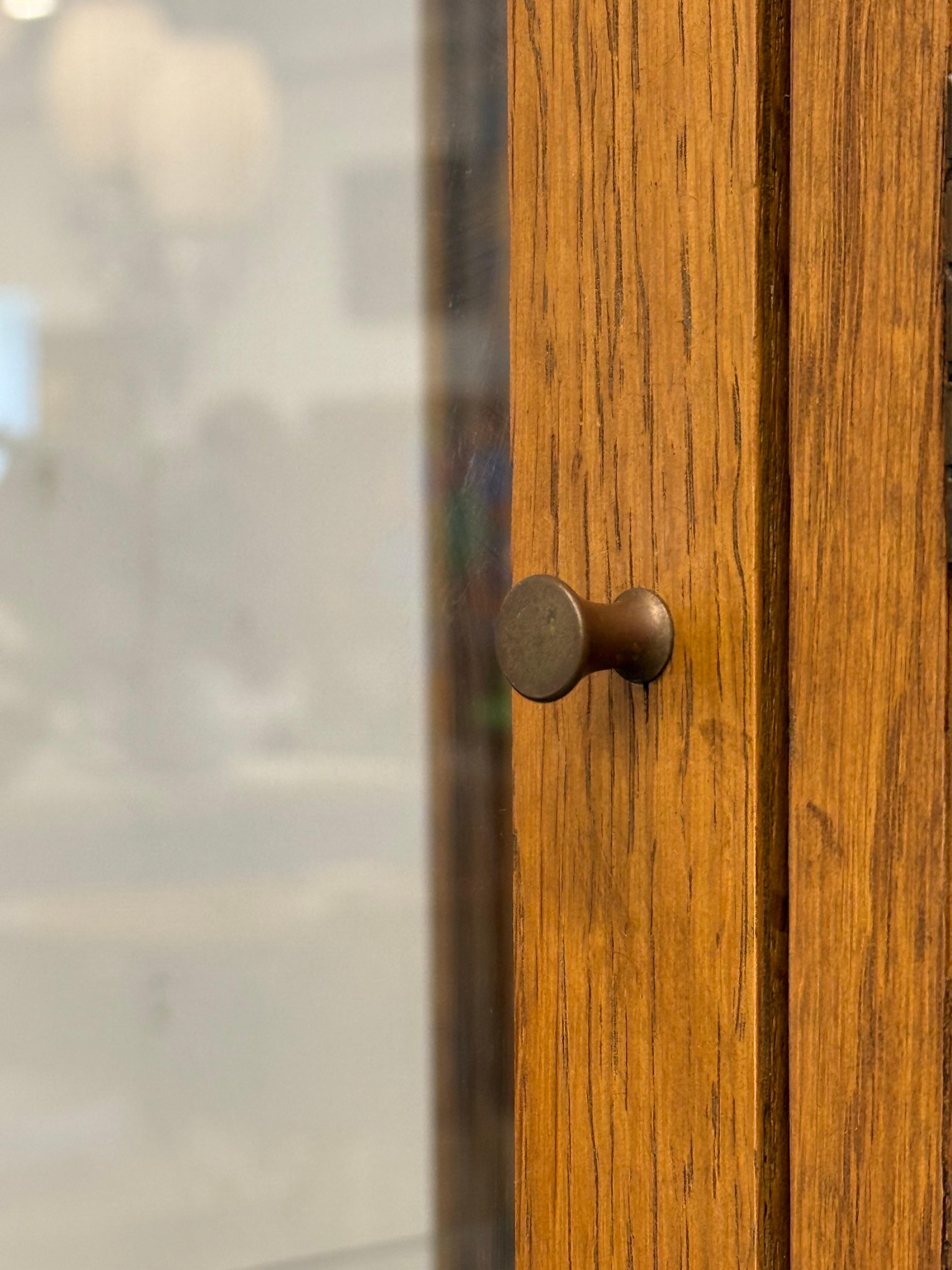 Milieu du XXe siècle Armoire en chêne et verre du milieu du siècle en vente