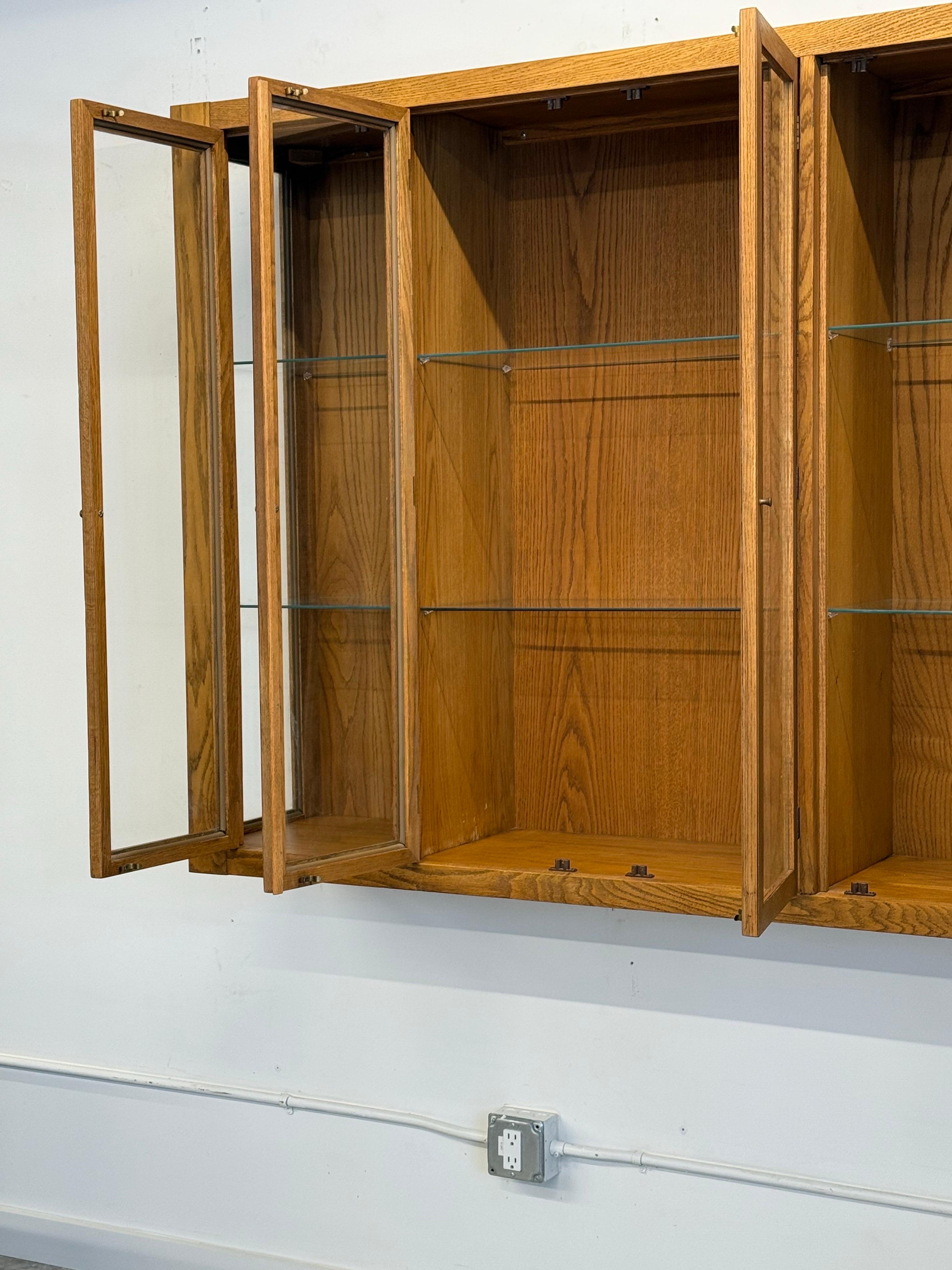 Verre Armoire en chêne et verre du milieu du siècle en vente