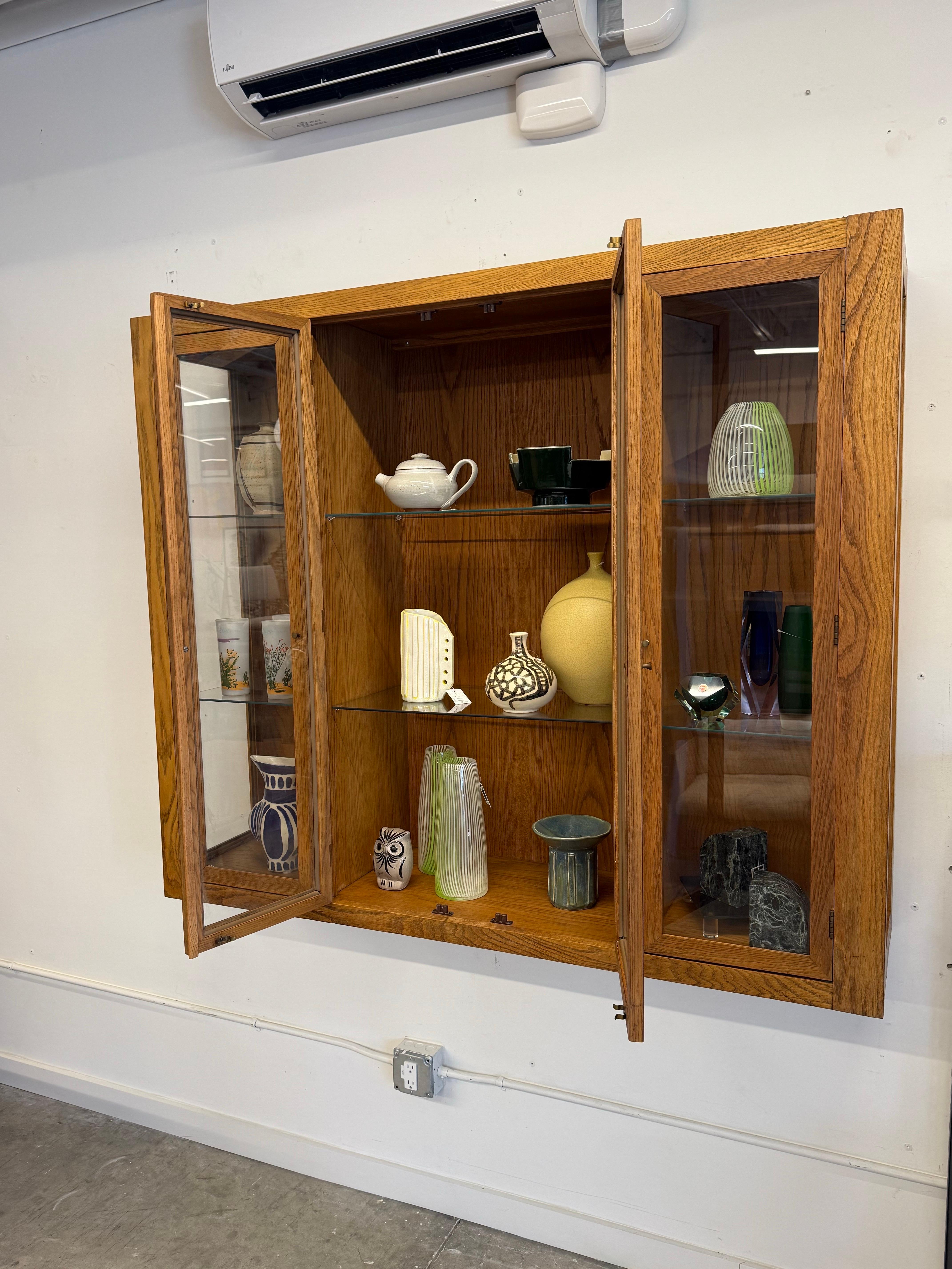 Armoire en chêne et verre du milieu du siècle en vente 1