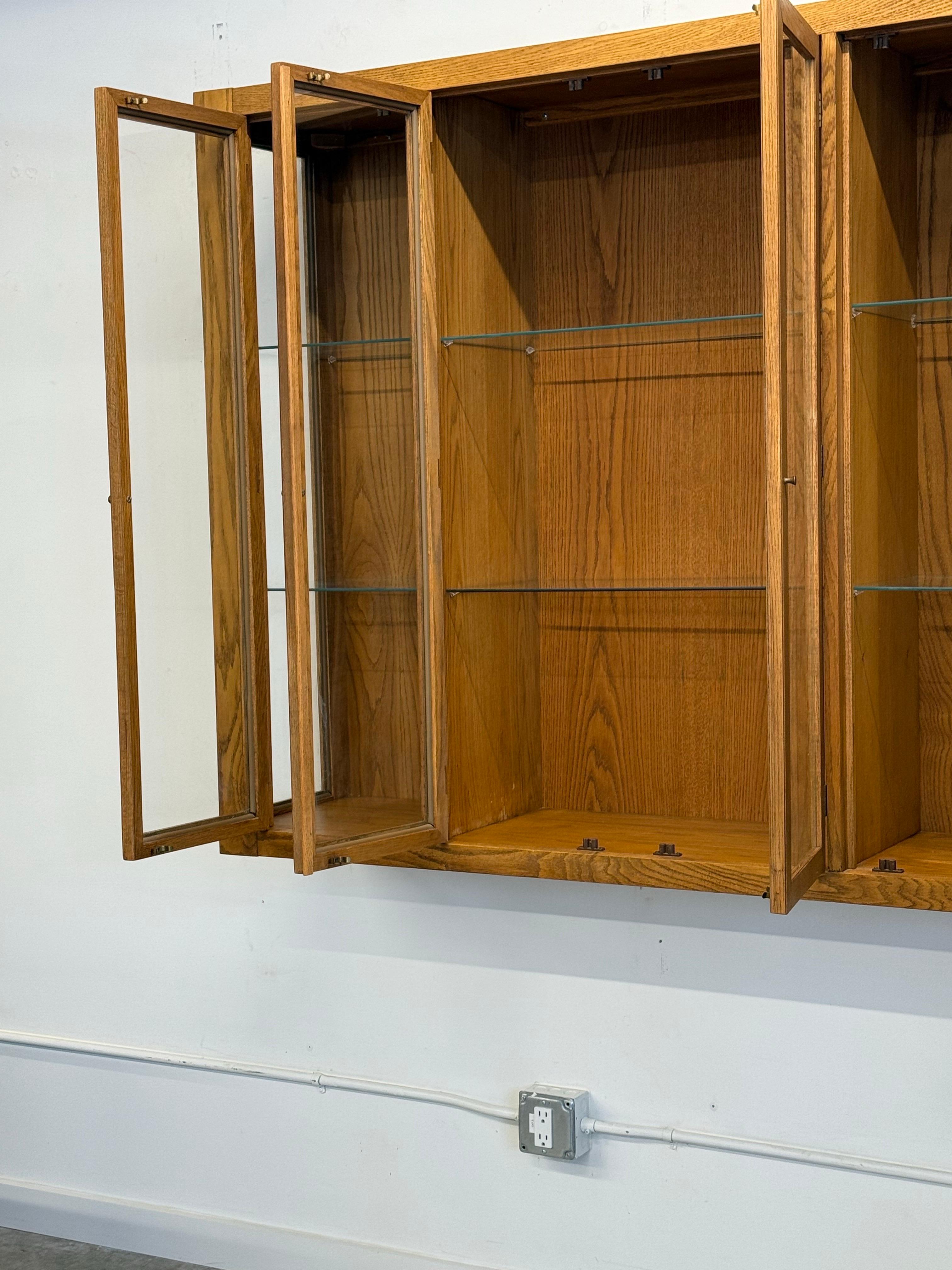 Armoire en chêne et verre du milieu du siècle en vente 2