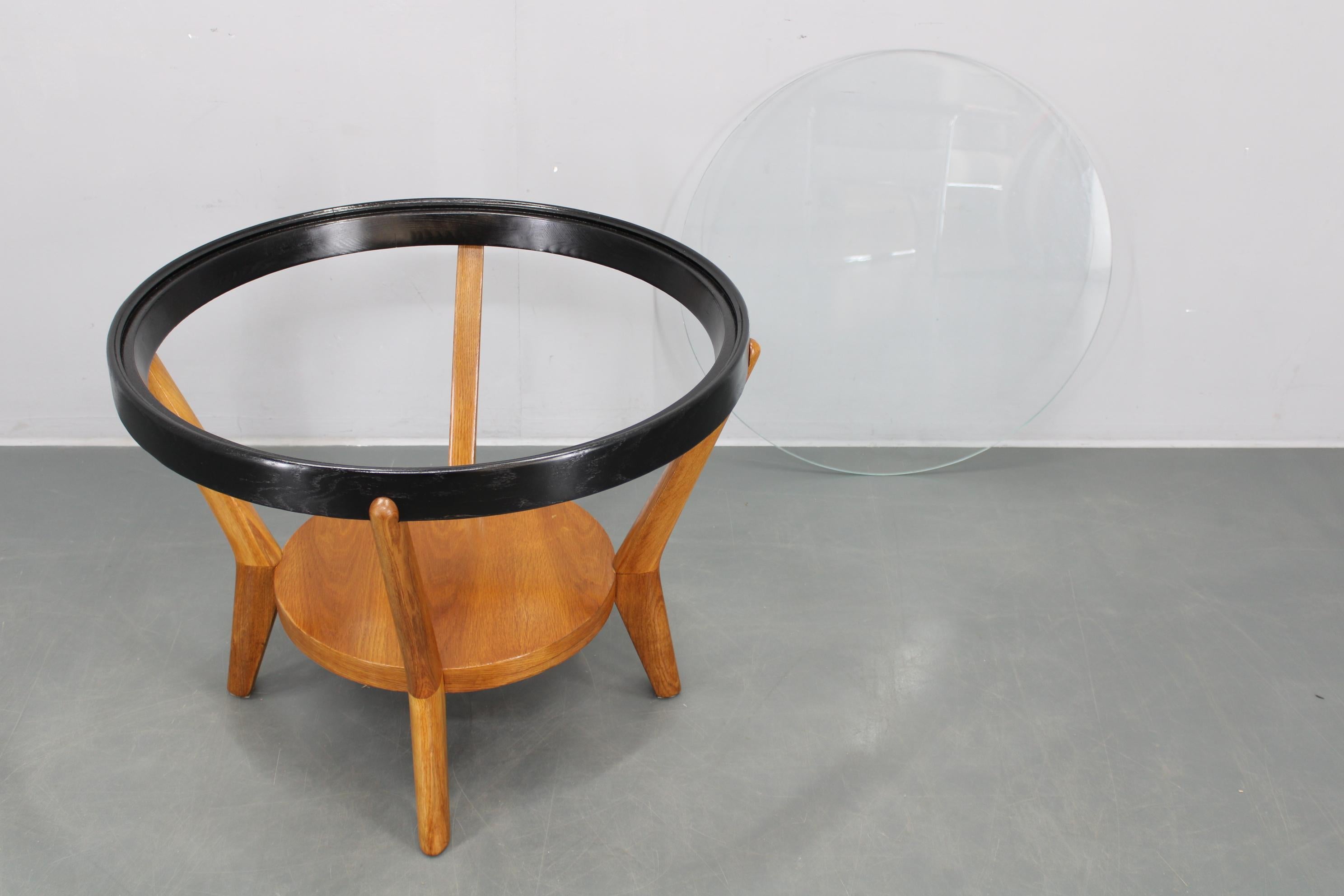 Mesa baja redonda de roble y cristal de mediados de siglo de Kropáček & Koželka en venta 3