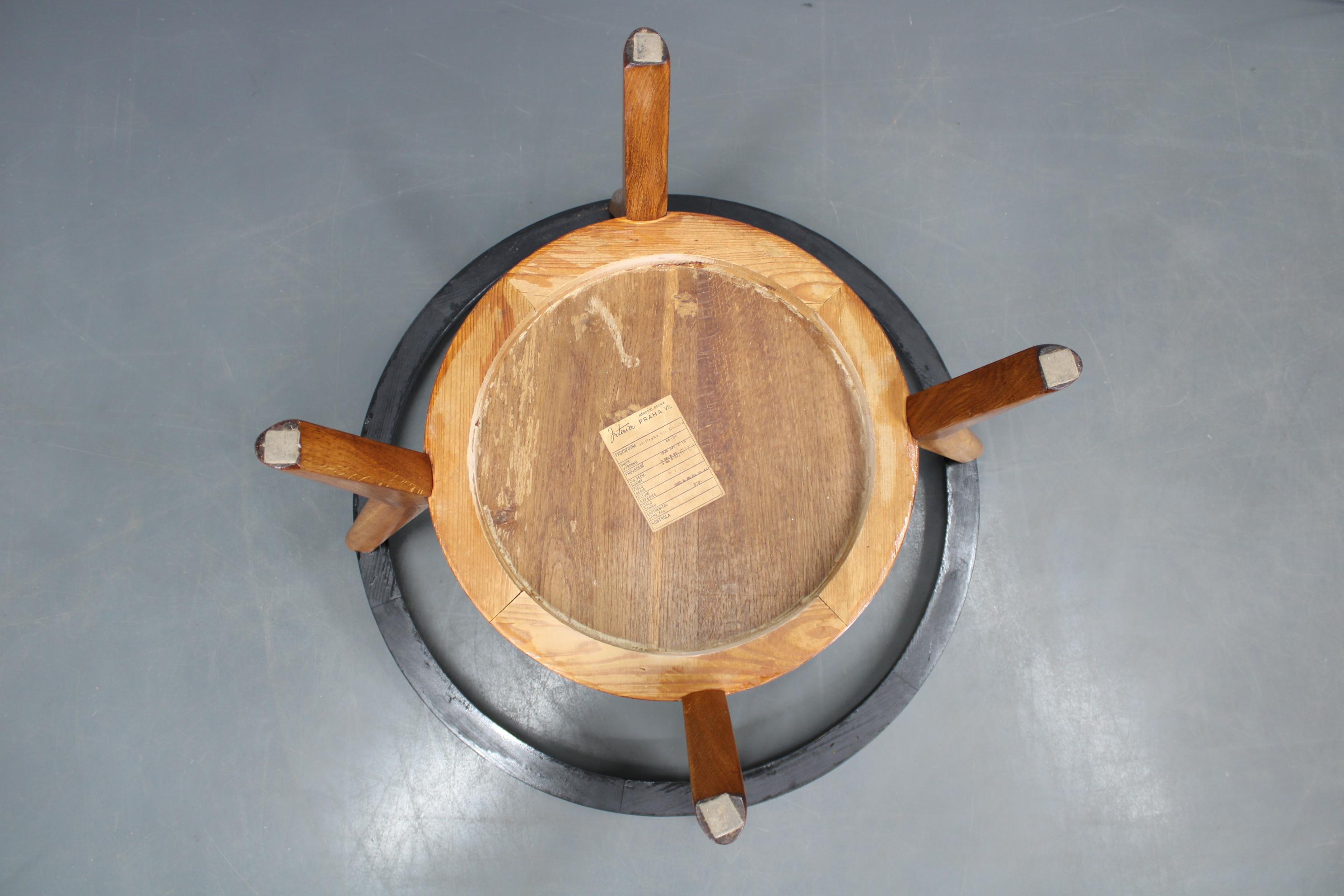 Mesa baja redonda de roble y cristal de mediados de siglo de Kropáček & Koželka en venta 4