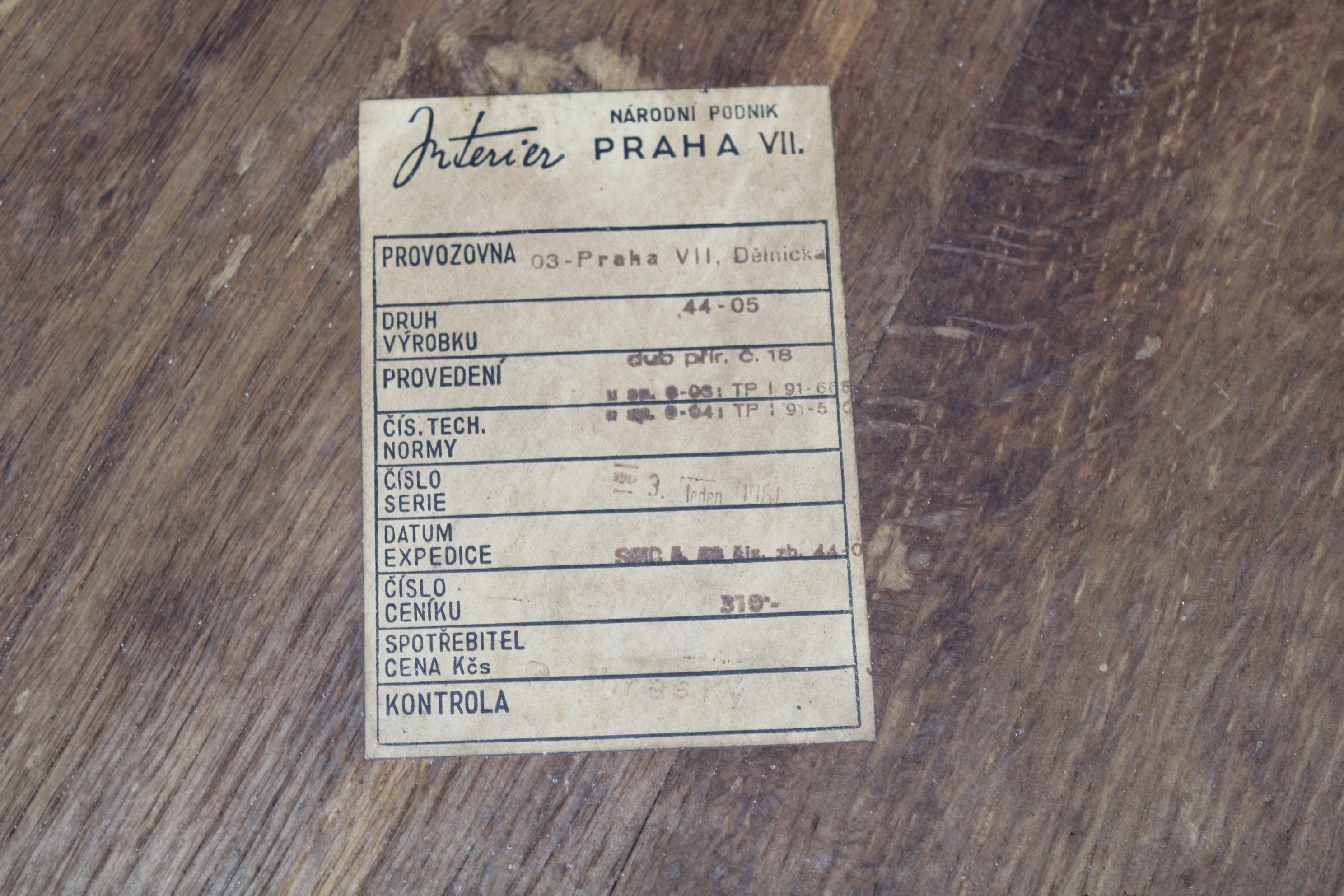 Mesa baja redonda de roble y cristal de mediados de siglo de Kropáček & Koželka en venta 5