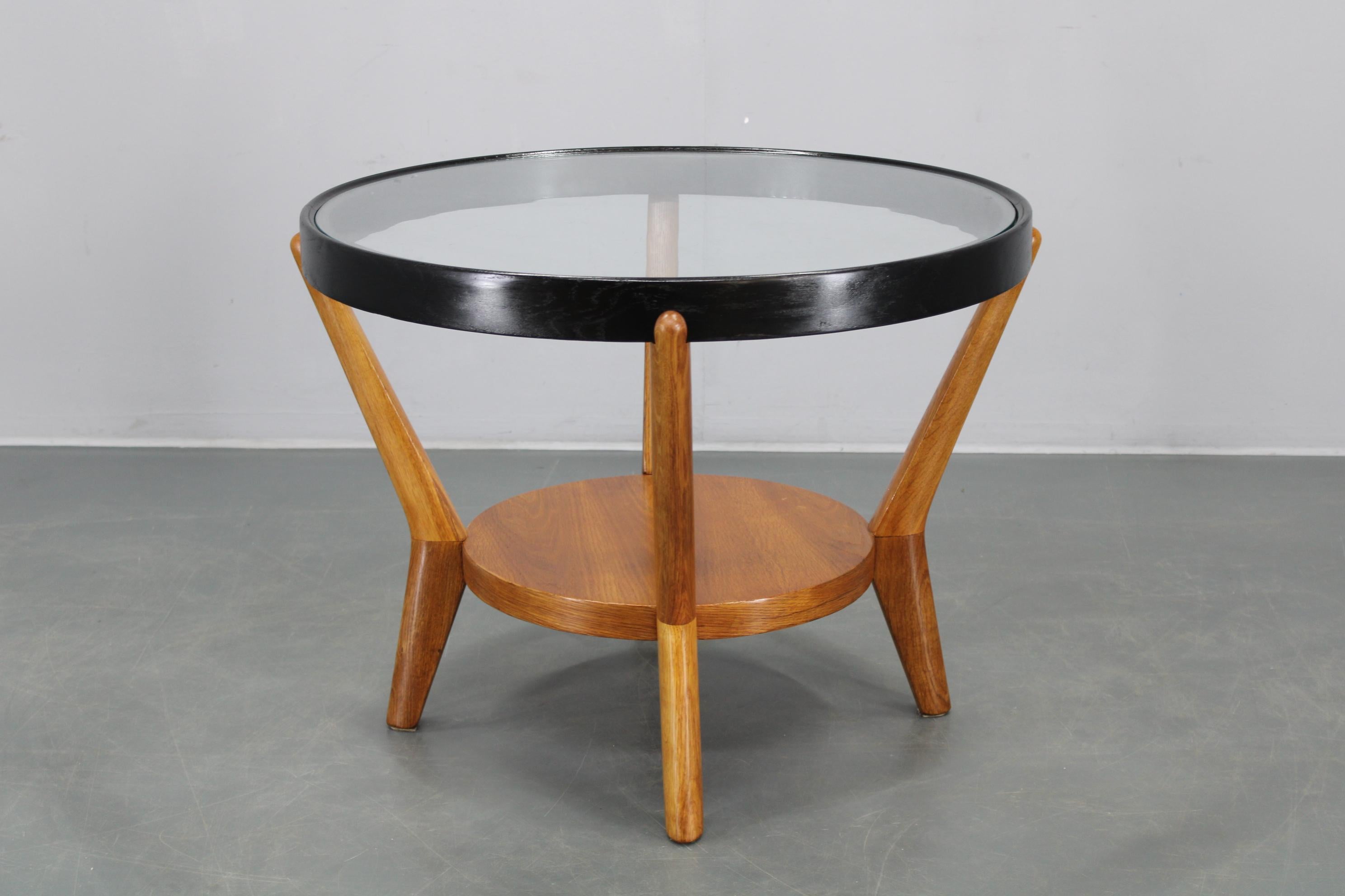 Mesa de centro redonda vintage restaurada, diseñada por el famoso dúo Karel Kropáček y Antonín Koželka para Interier Praha, fabricada en Checoslovaquia en la década de 1960. Esta pieza muestra un elegante estilo de mediados de siglo con su
