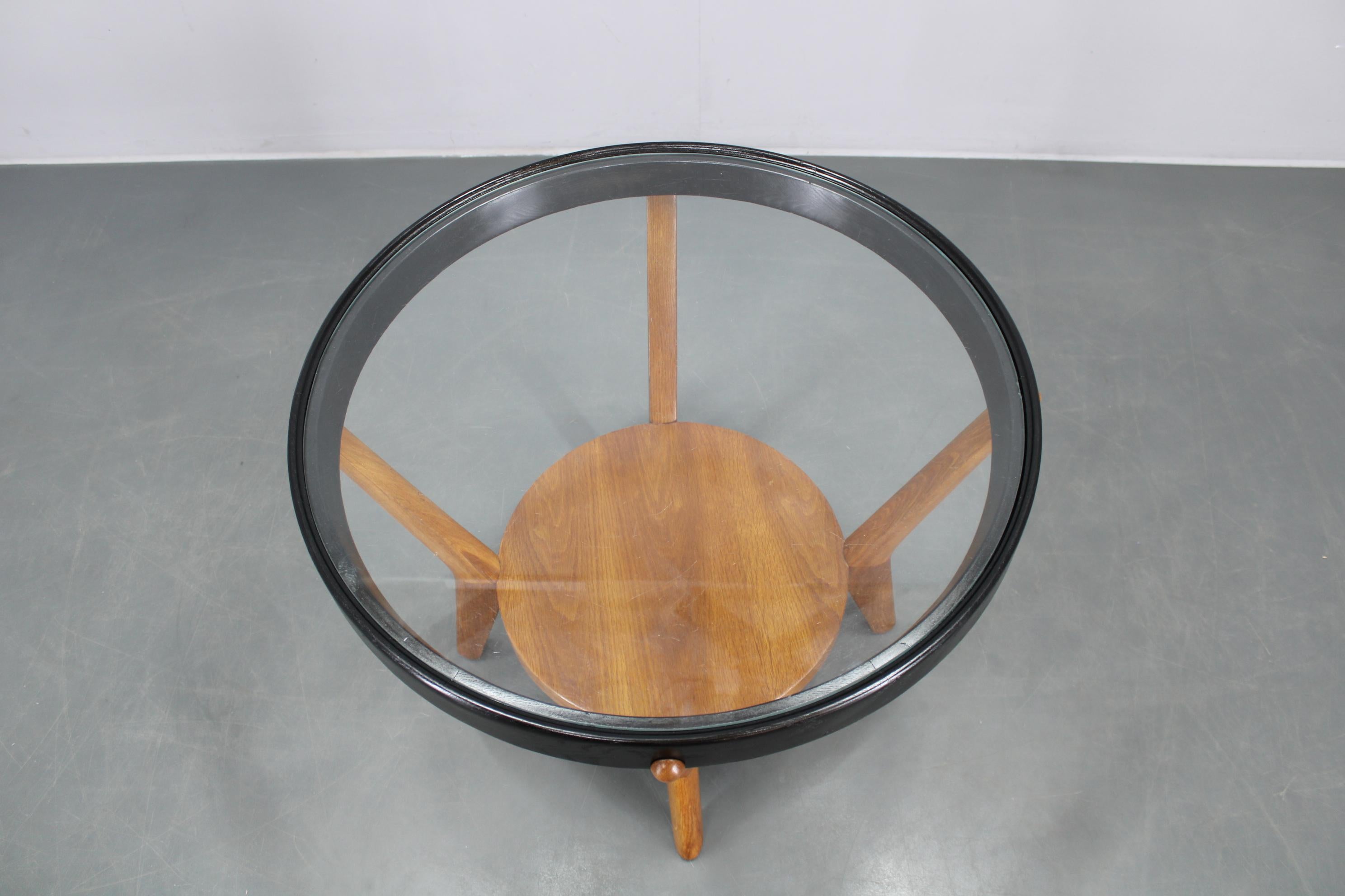 Mesa baja redonda de roble y cristal de mediados de siglo de Kropáček & Koželka Checo en venta