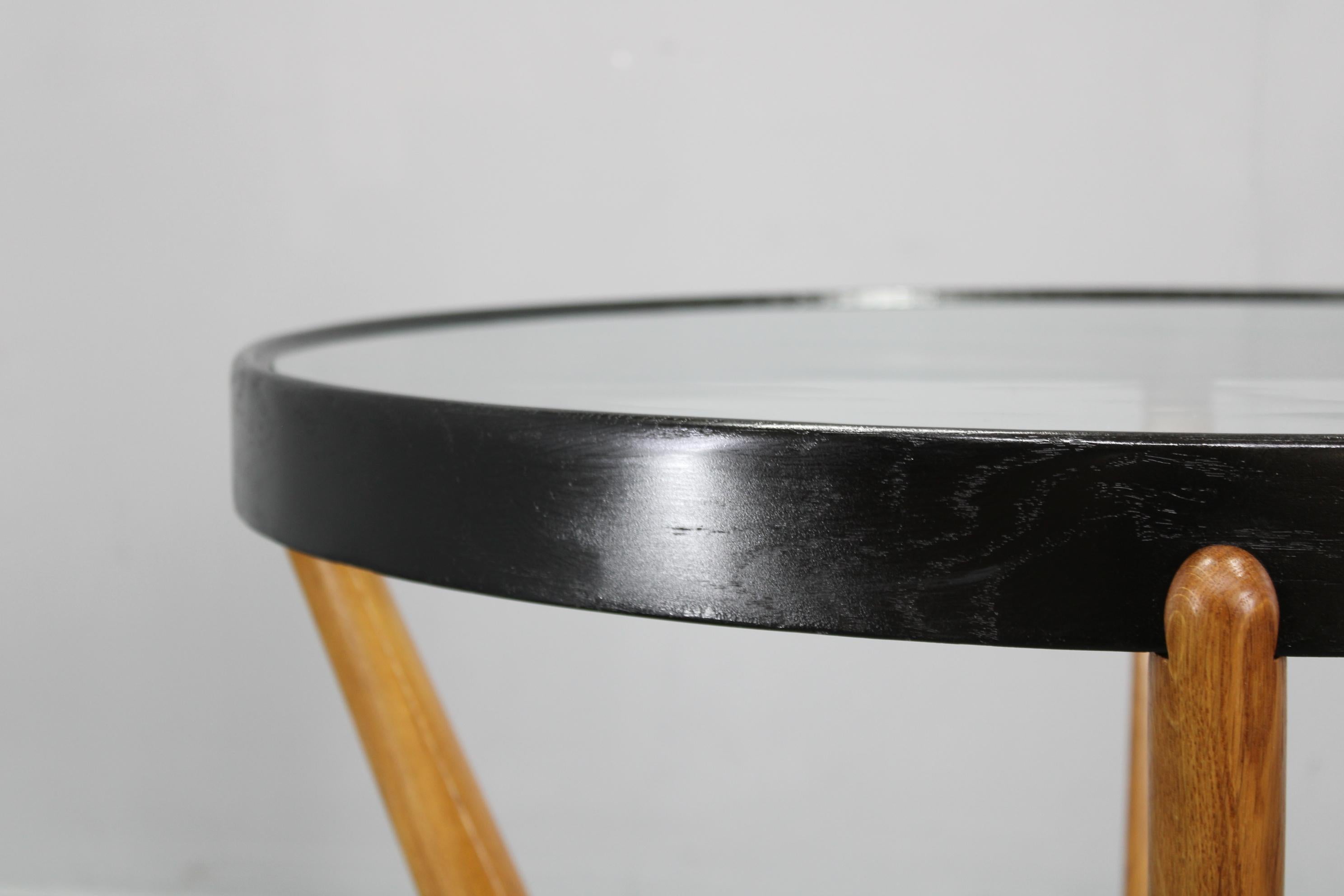 Mesa baja redonda de roble y cristal de mediados de siglo de Kropáček & Koželka en Bueno estado para la venta en Praha, CZ