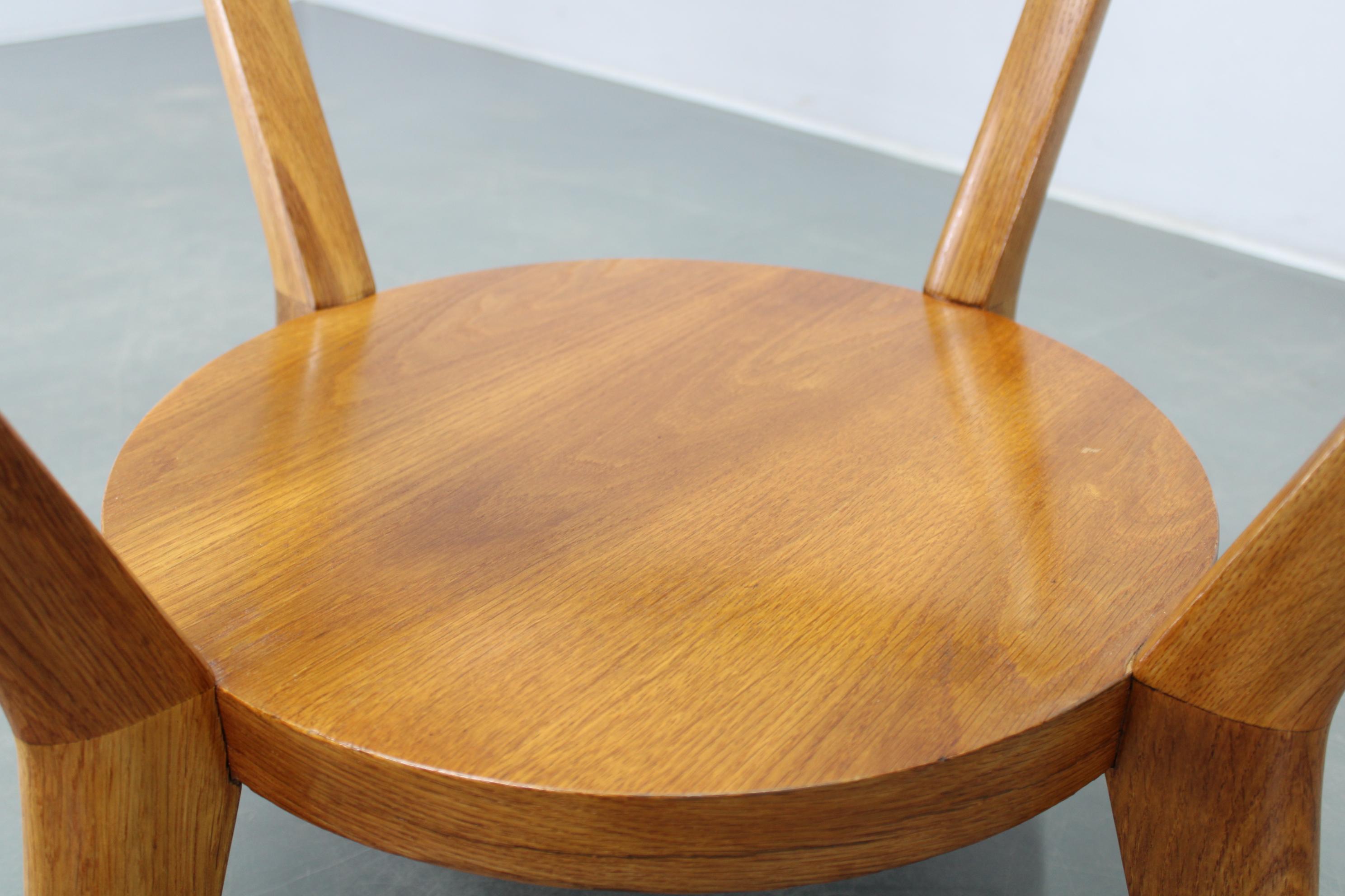 Mesa baja redonda de roble y cristal de mediados de siglo de Kropáček & Koželka Madera en venta