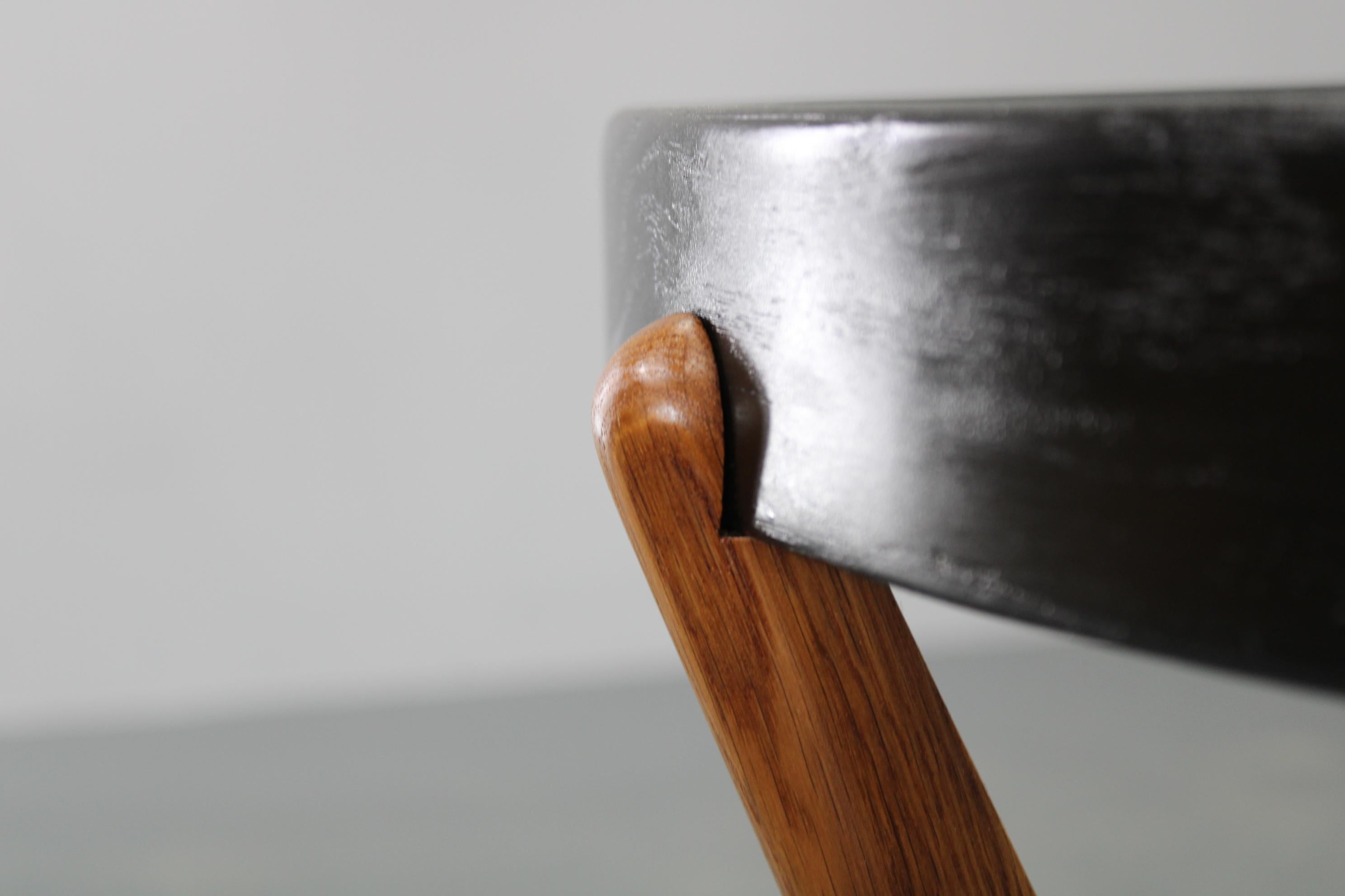 Mesa baja redonda de roble y cristal de mediados de siglo de Kropáček & Koželka en venta 1