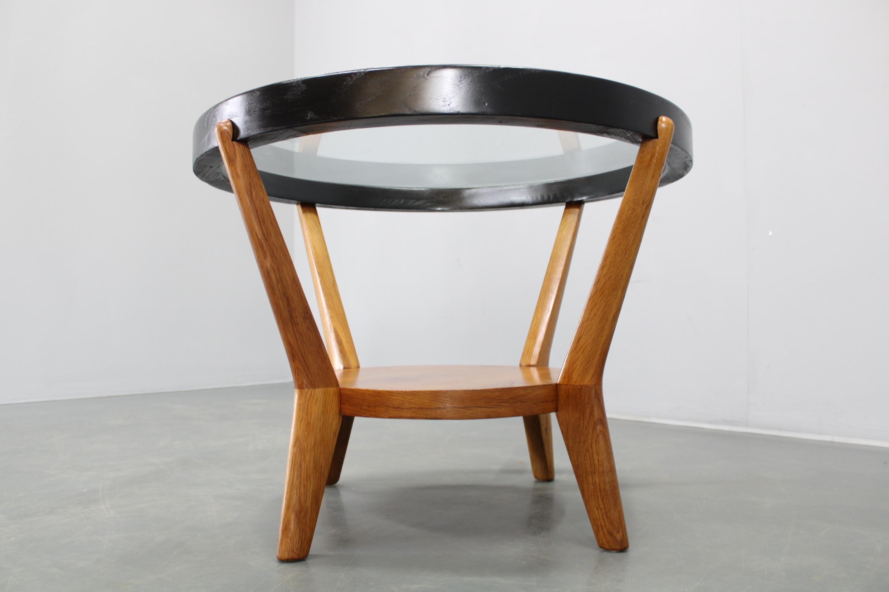 Mesa baja redonda de roble y cristal de mediados de siglo de Kropáček & Koželka en venta 2
